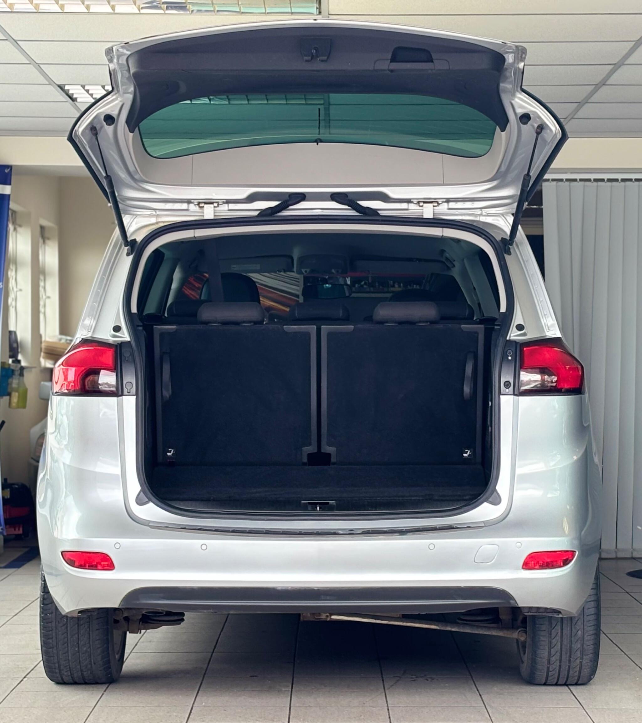 Vauxhall Zafira Tourer view 25