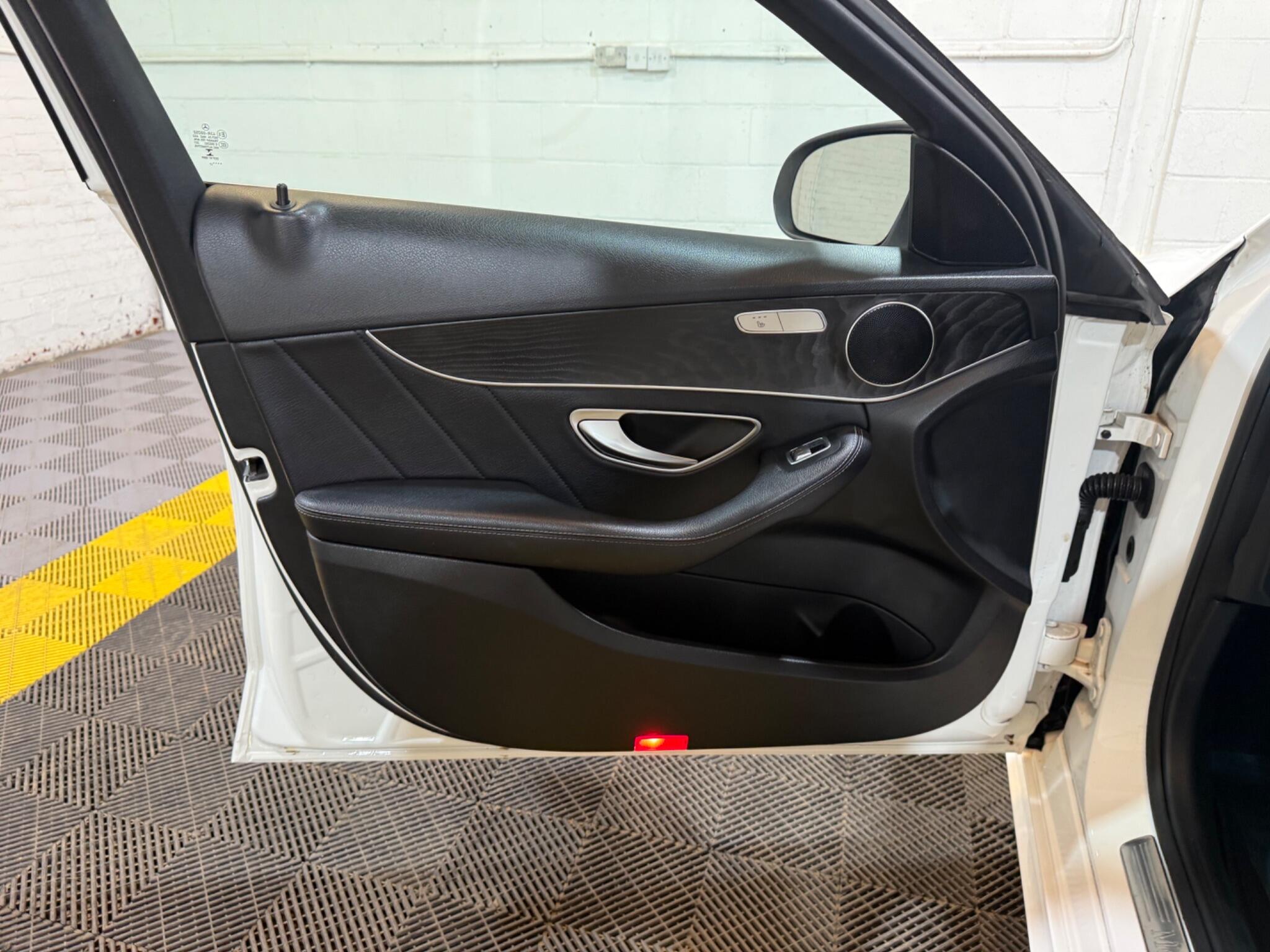 Mercedes-Benz C-Class view 36