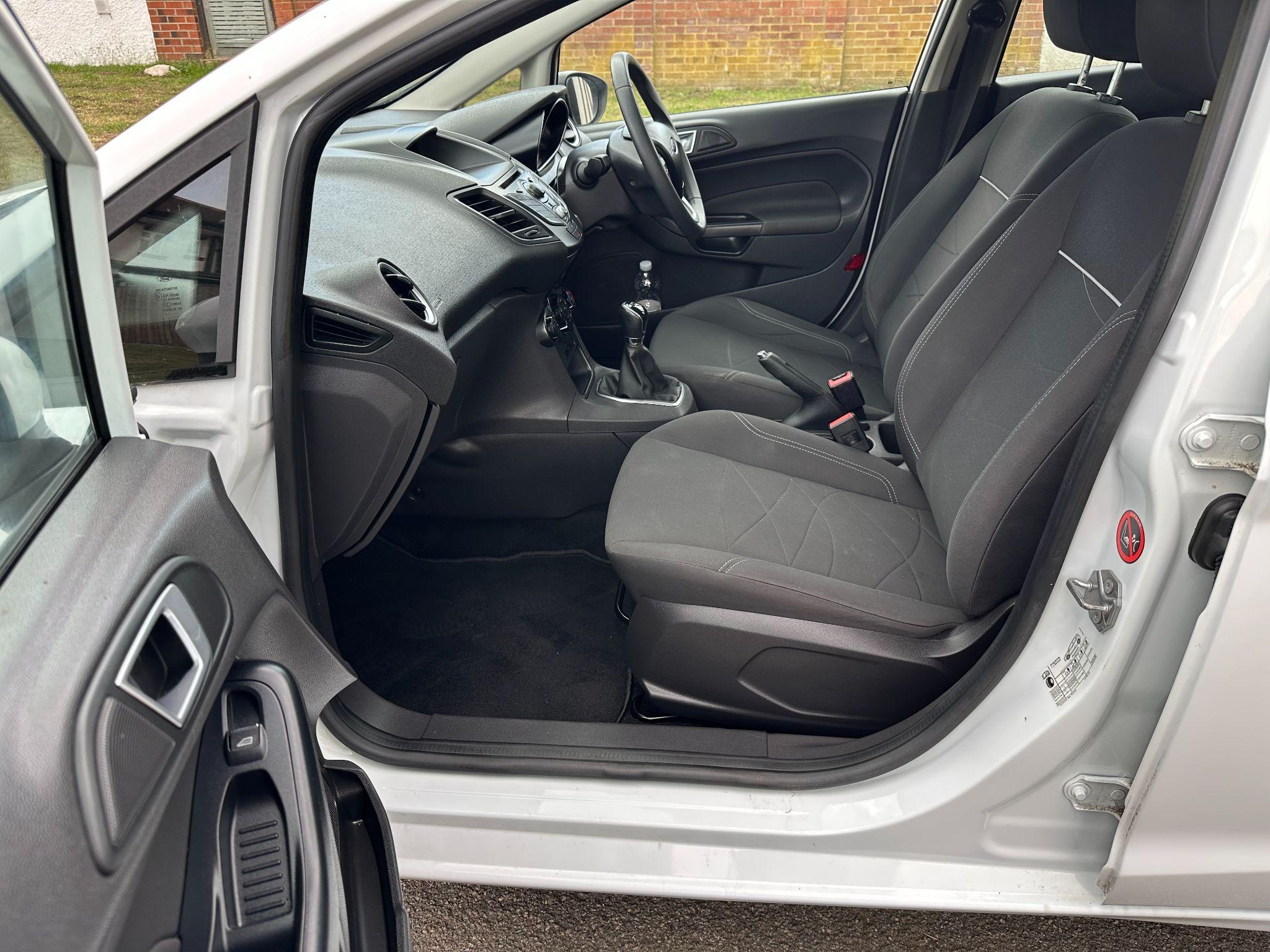 2014 Ford Fiesta image 33
