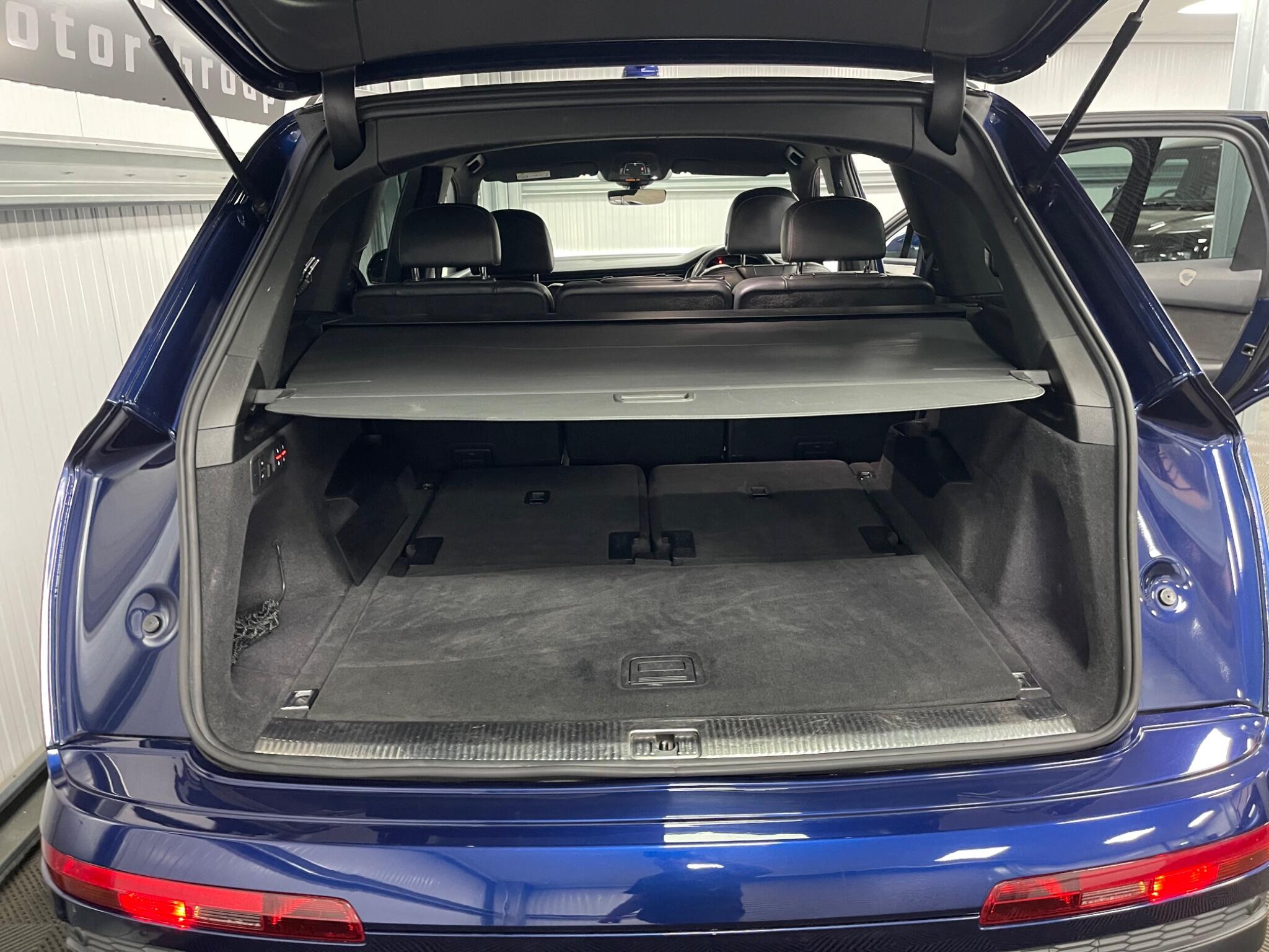 Audi Q7 view 47