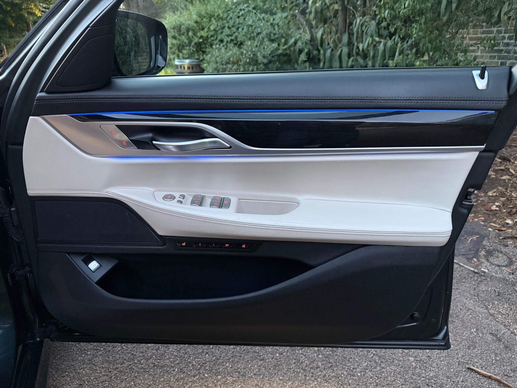BMW 7 Series view 29