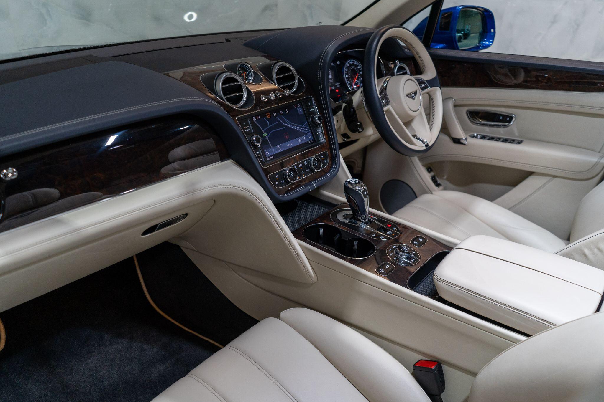 Bentley Bentayga view 12