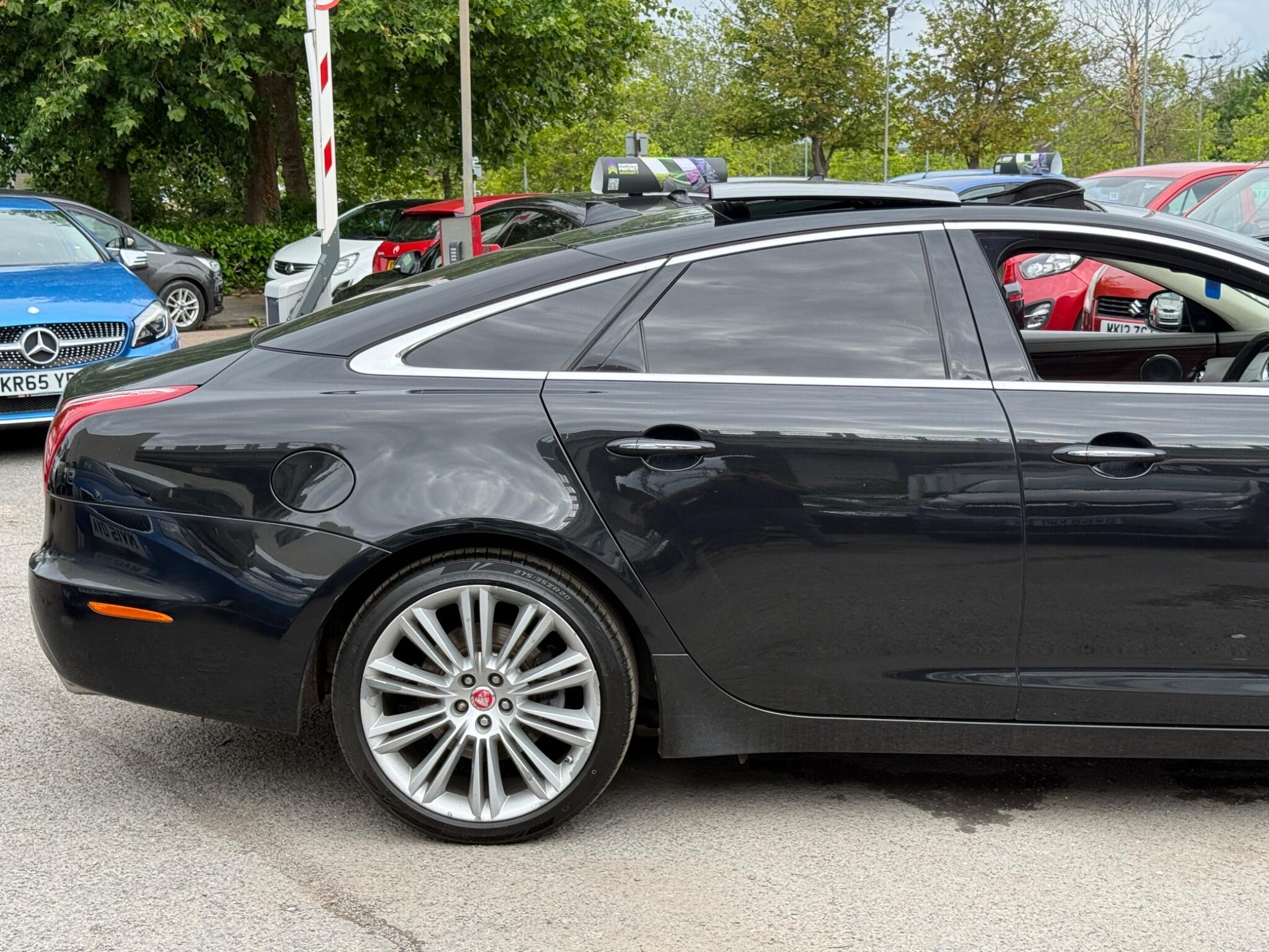 Jaguar XJ - Image 24