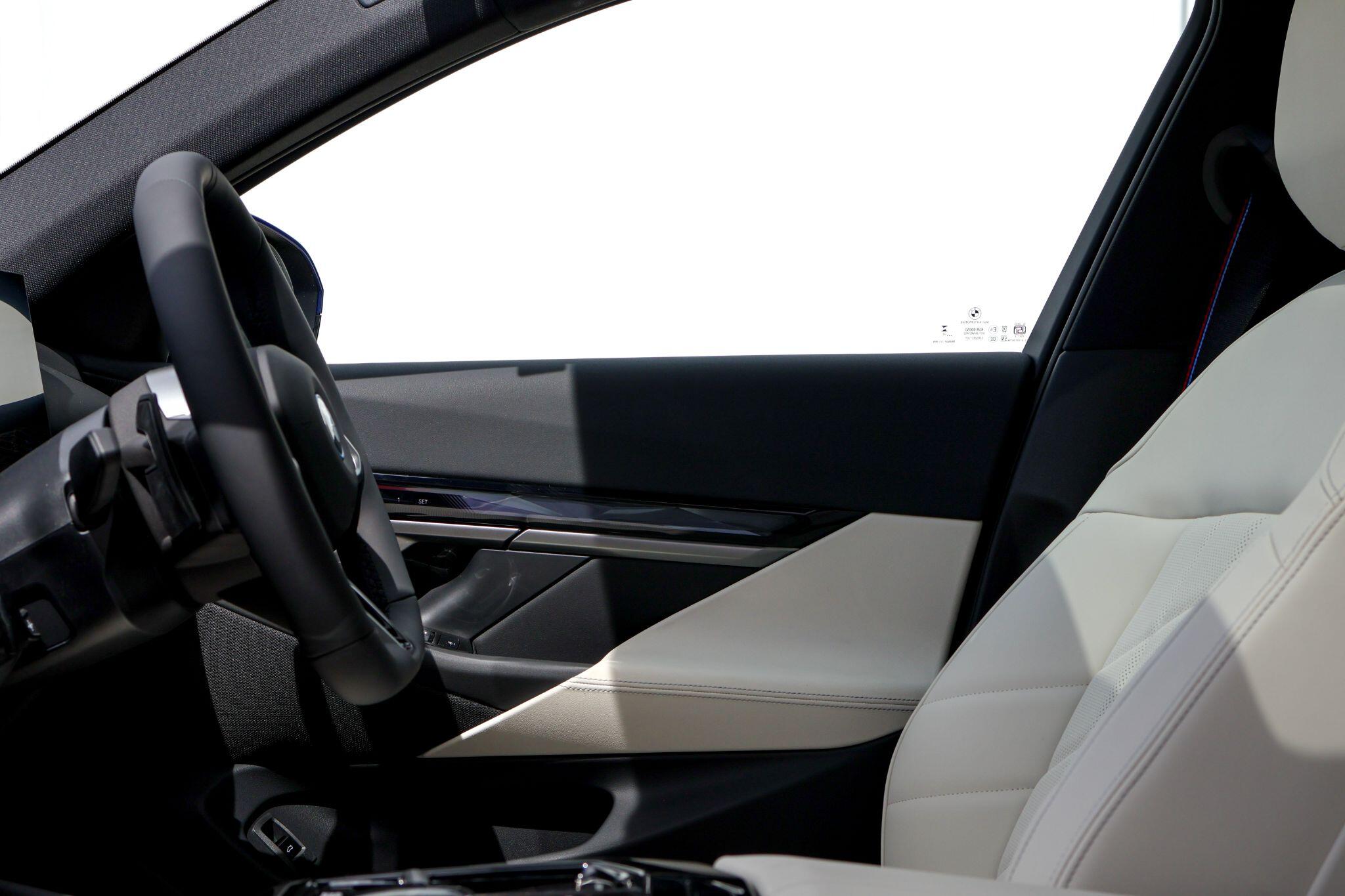 BMW 5 Series view 21