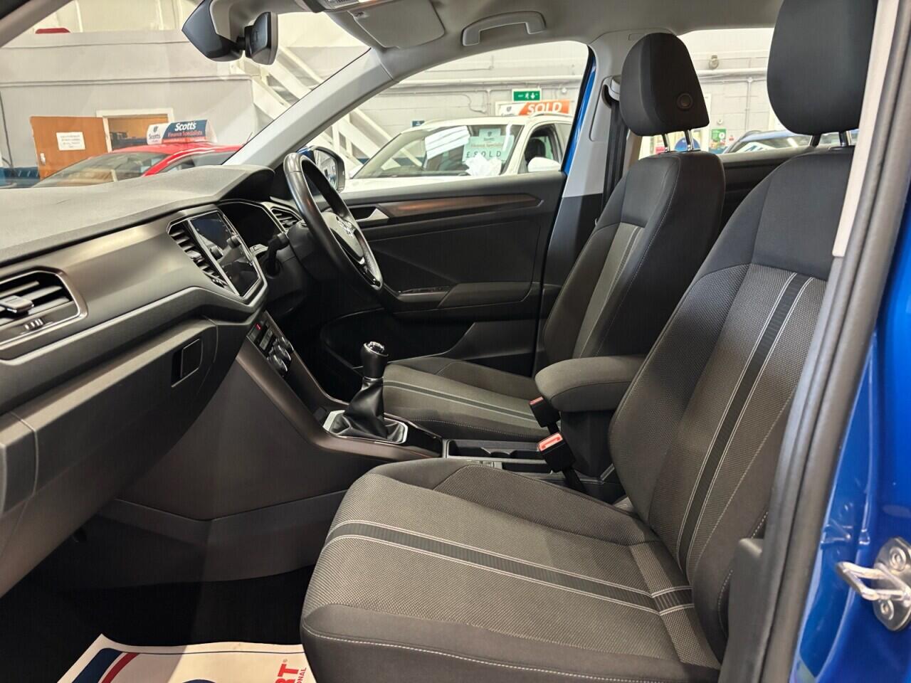Volkswagen T-Roc view 25