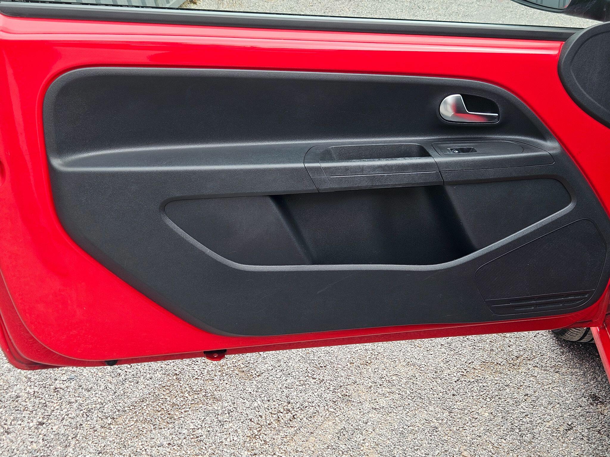 2017 Volkswagen up! image 29