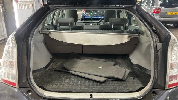 Toyota Prius view 9