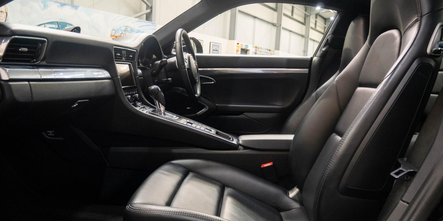 Porsche 911 view 18