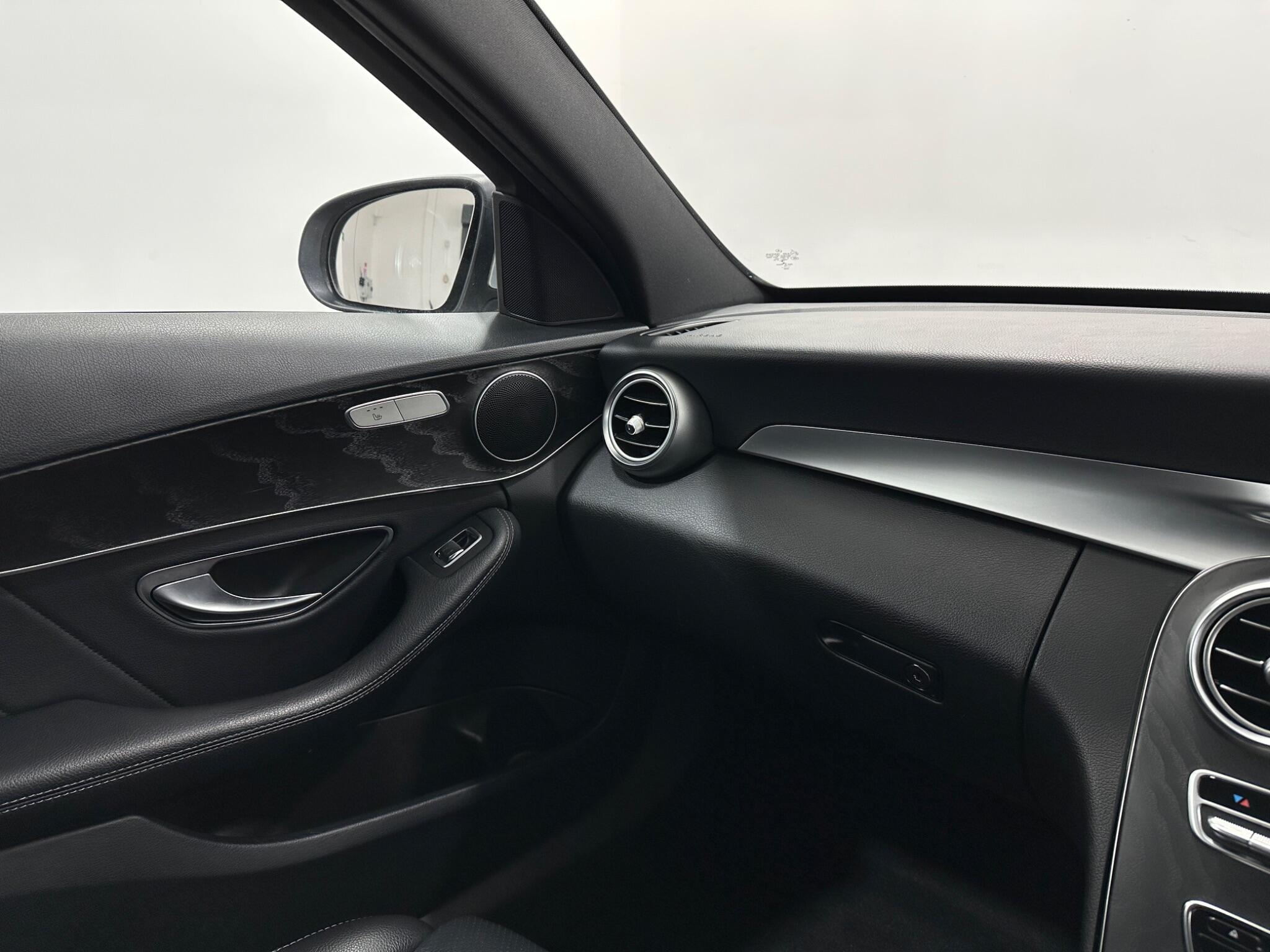Mercedes-Benz C-Class view 28