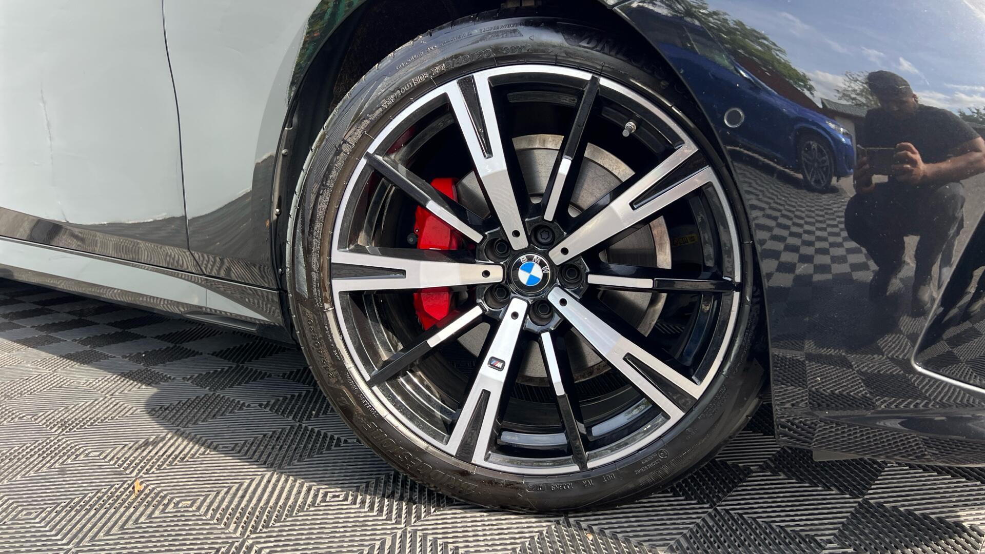 BMW 5 Series view 25