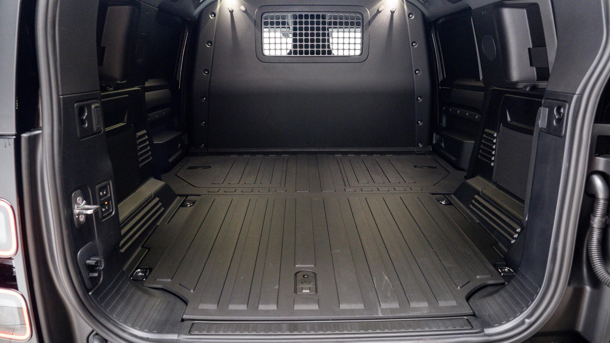 Land Rover Defender 110 view 4