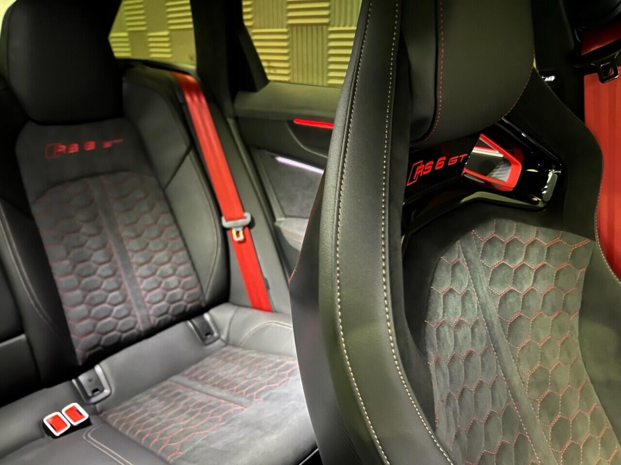 Audi RS6 Avant view 14