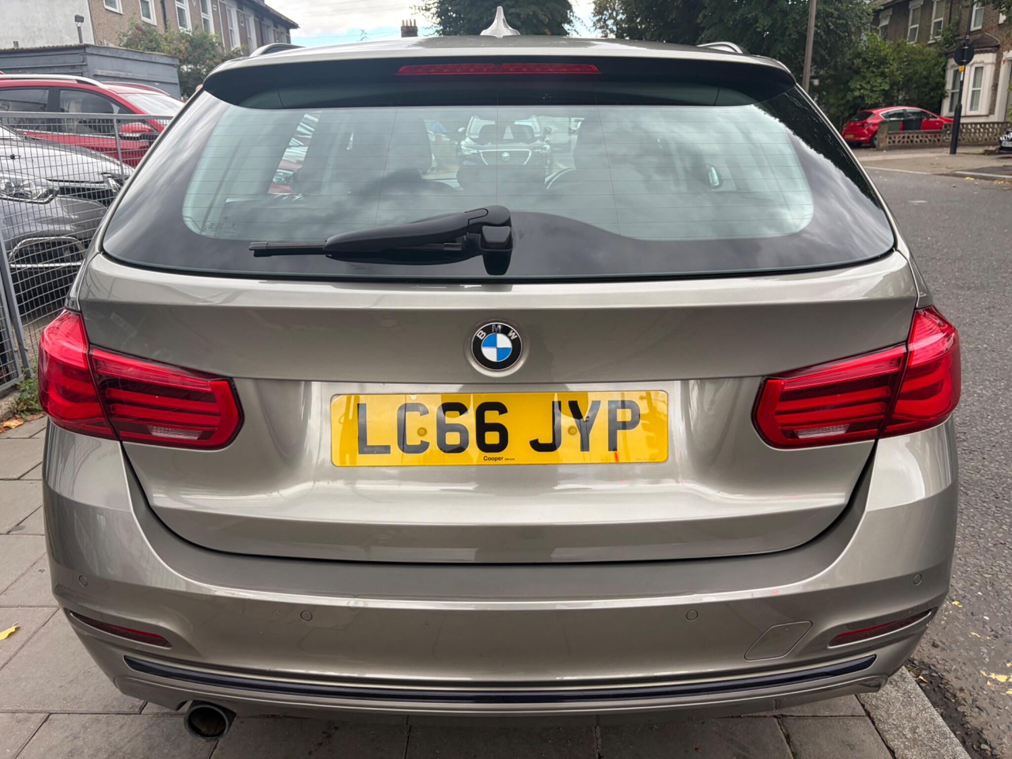 BMW 3 Series view 23