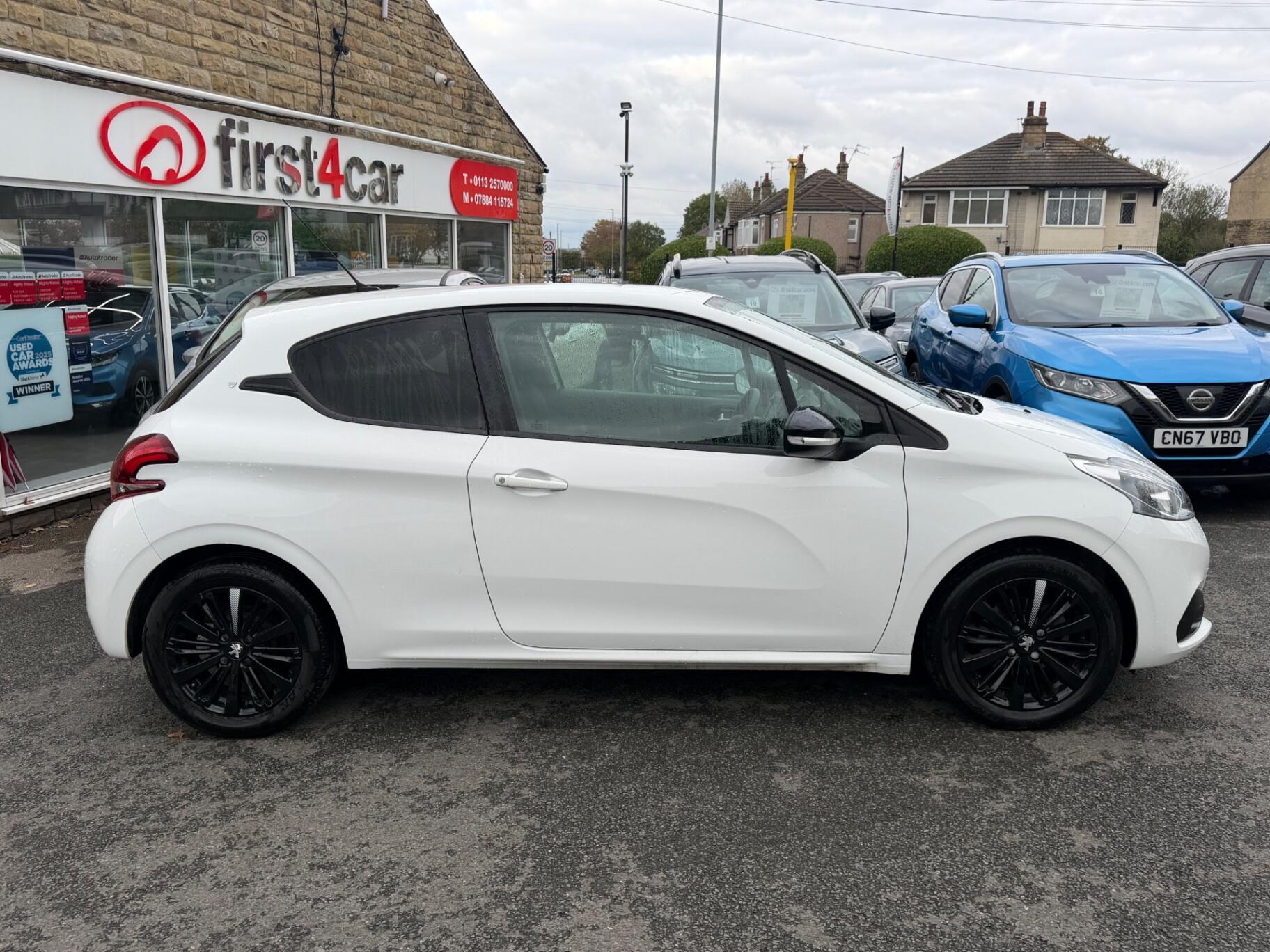 Peugeot 208 view 9