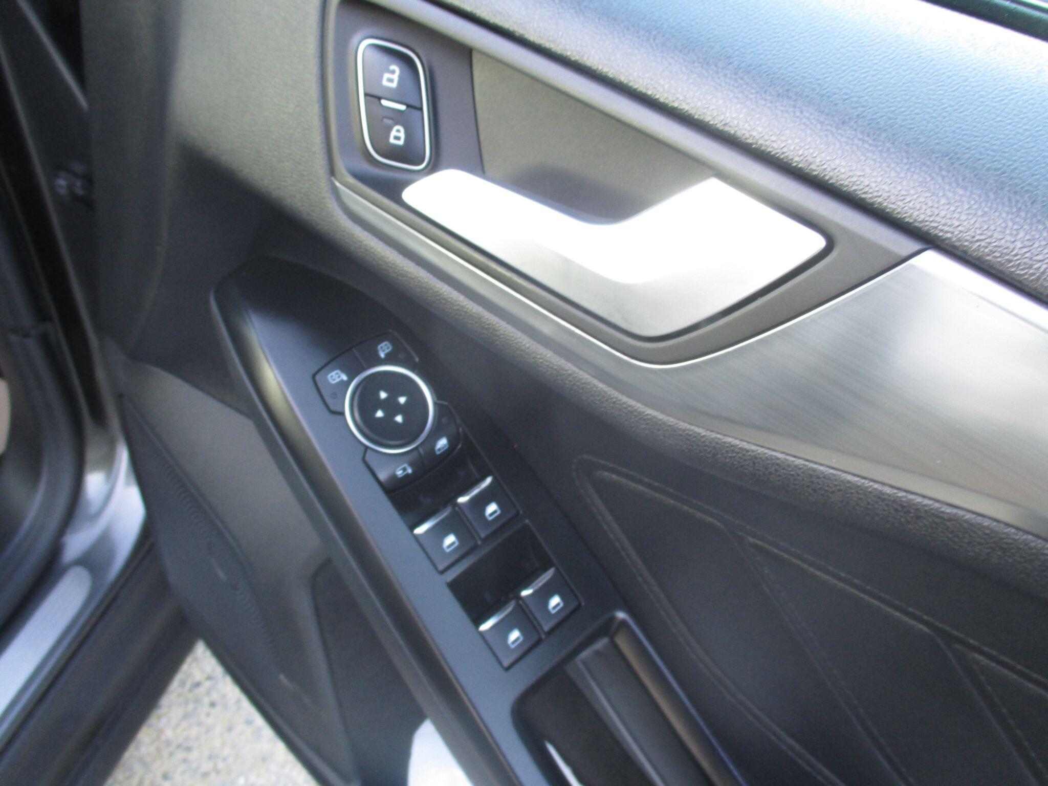 Ford Focus view 32