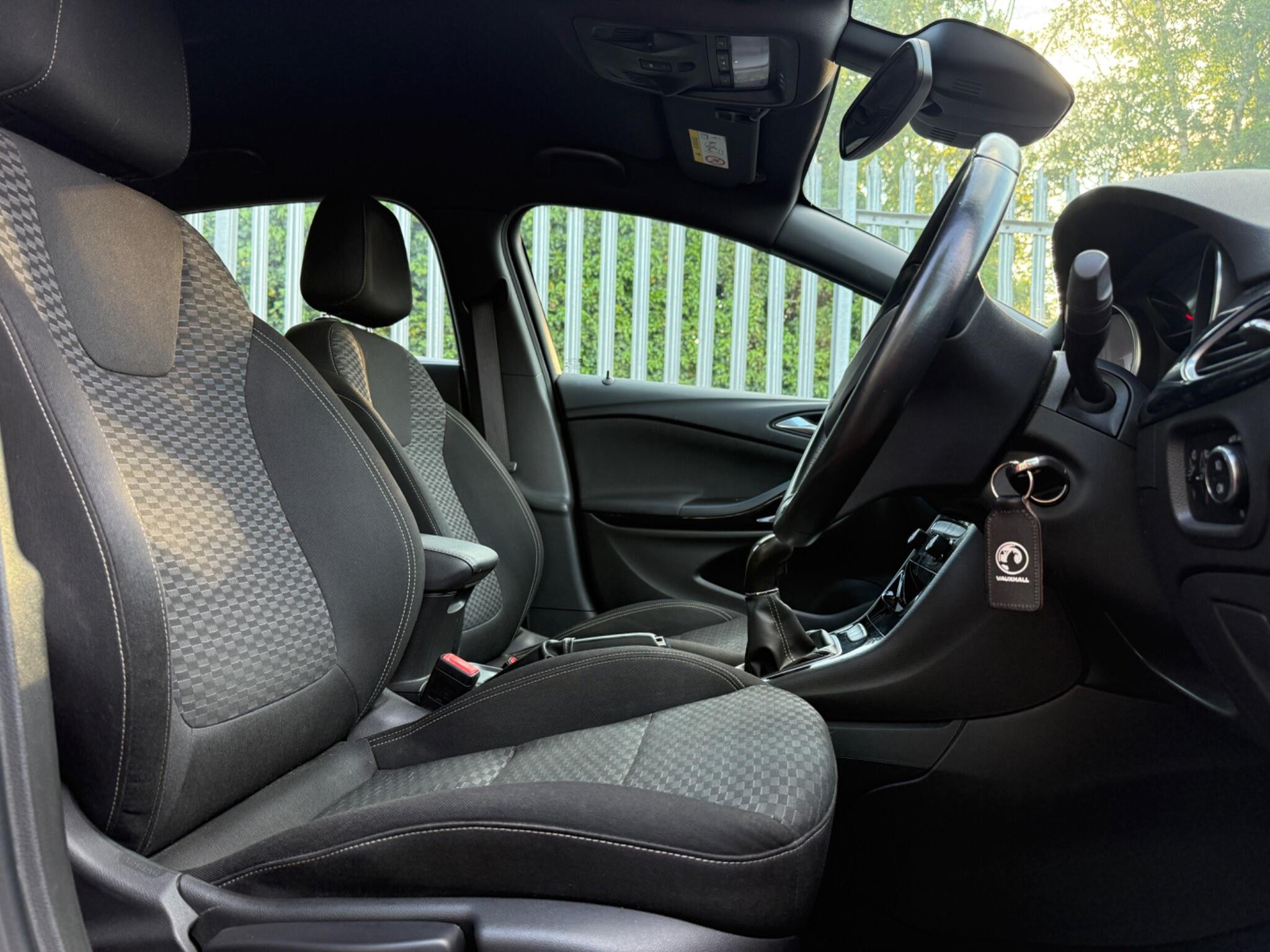 2017 Vauxhall Astra image 17
