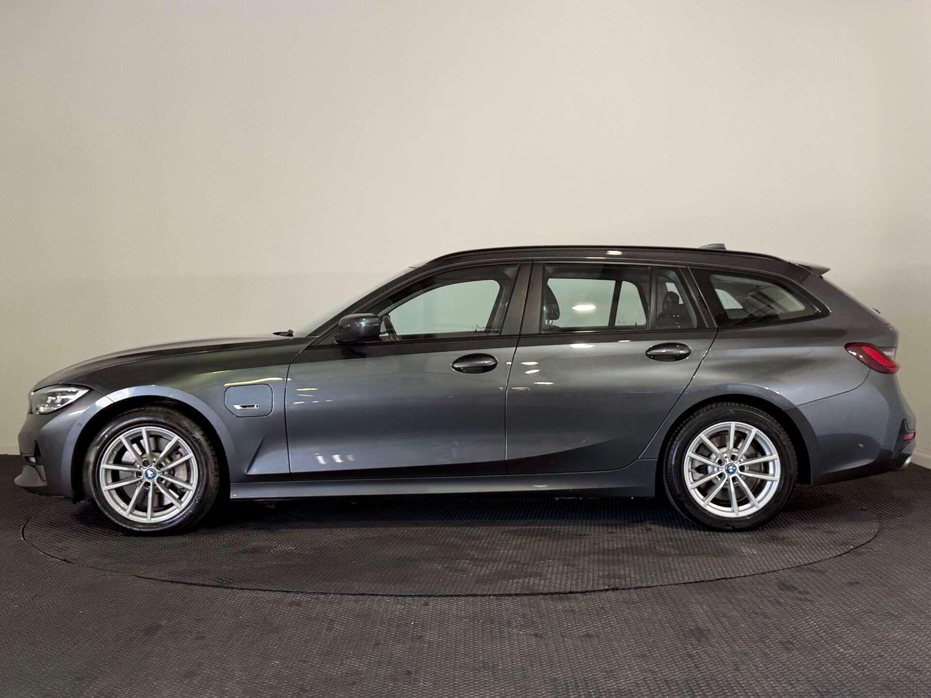 BMW 3 Series view 4