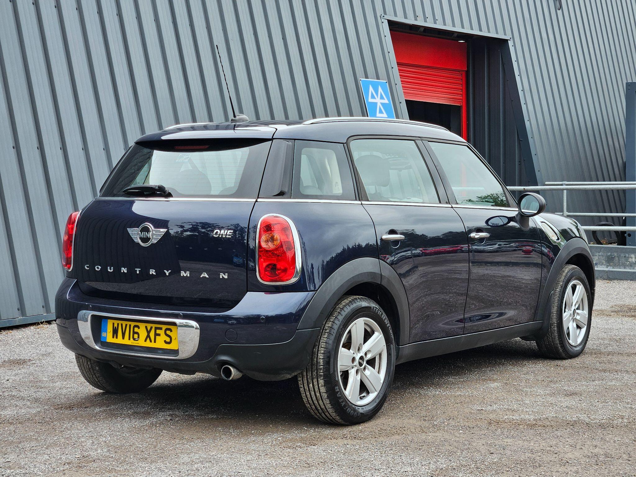 2016 MINI Countryman image 8