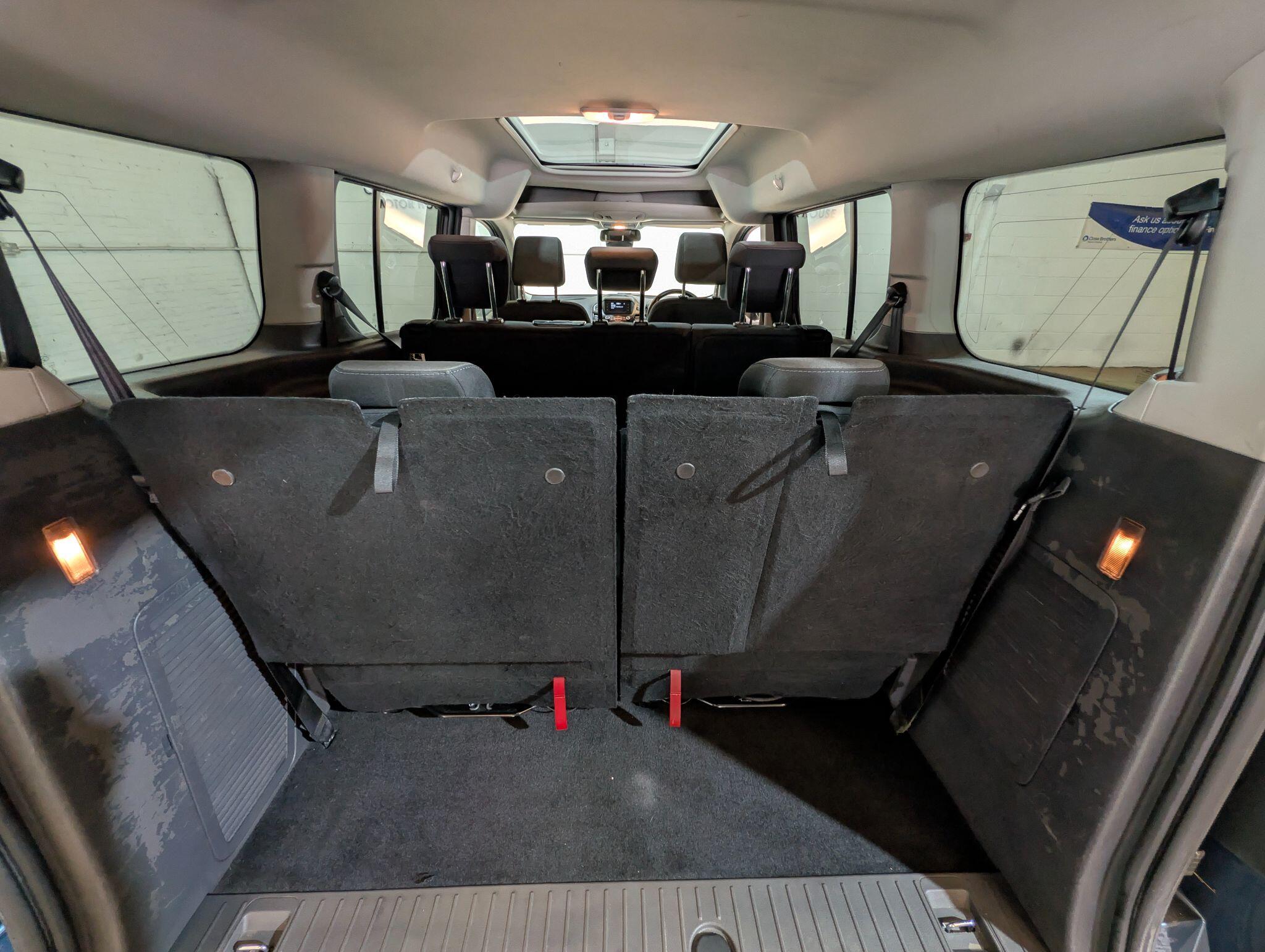 Ford Grand Tourneo Connect view 31