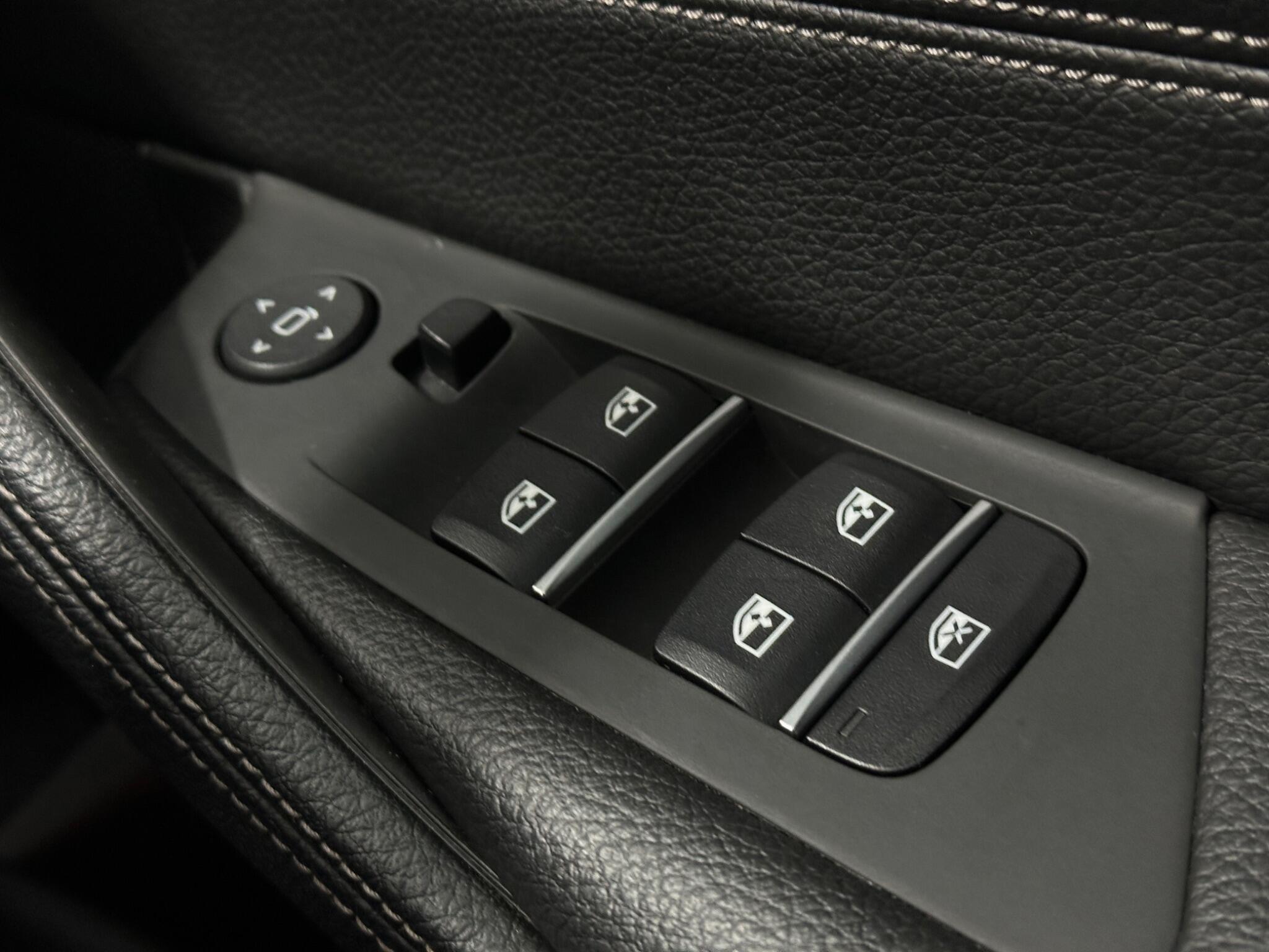 BMW 5 Series view 19