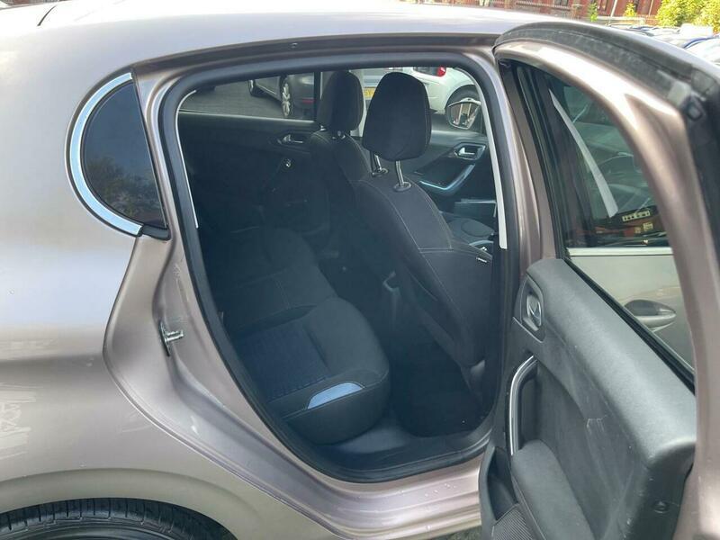 2013 Peugeot 208 image 30