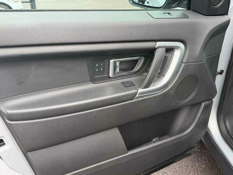 Land Rover Discovery Sport view 52