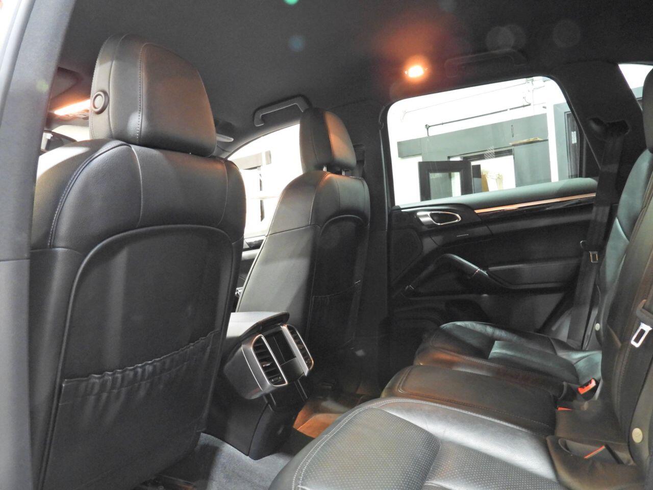 Porsche Cayenne view 22