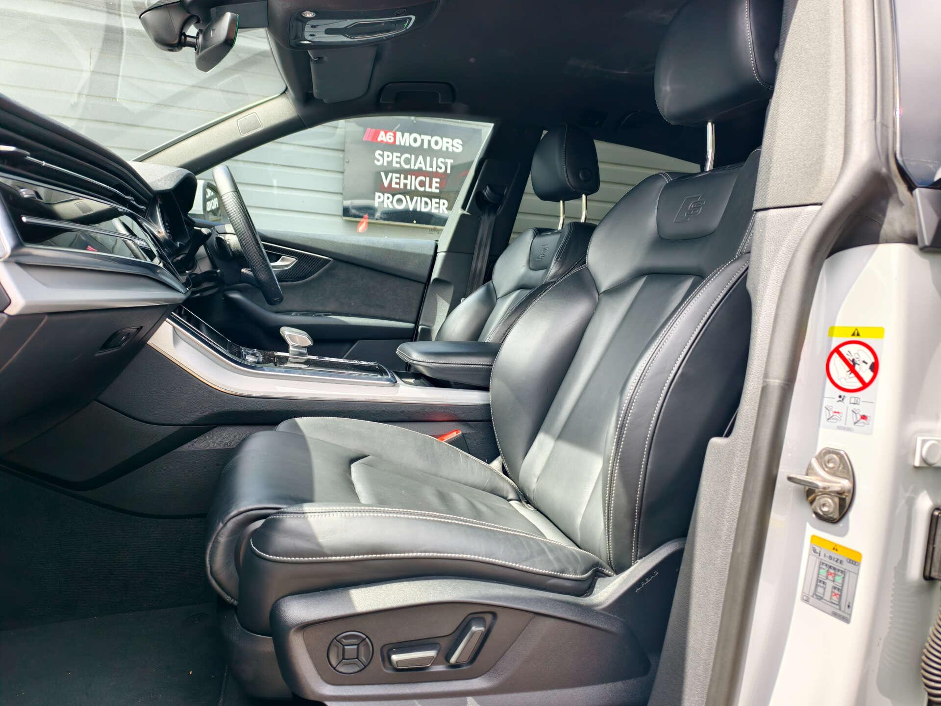 Audi Q8 view 32