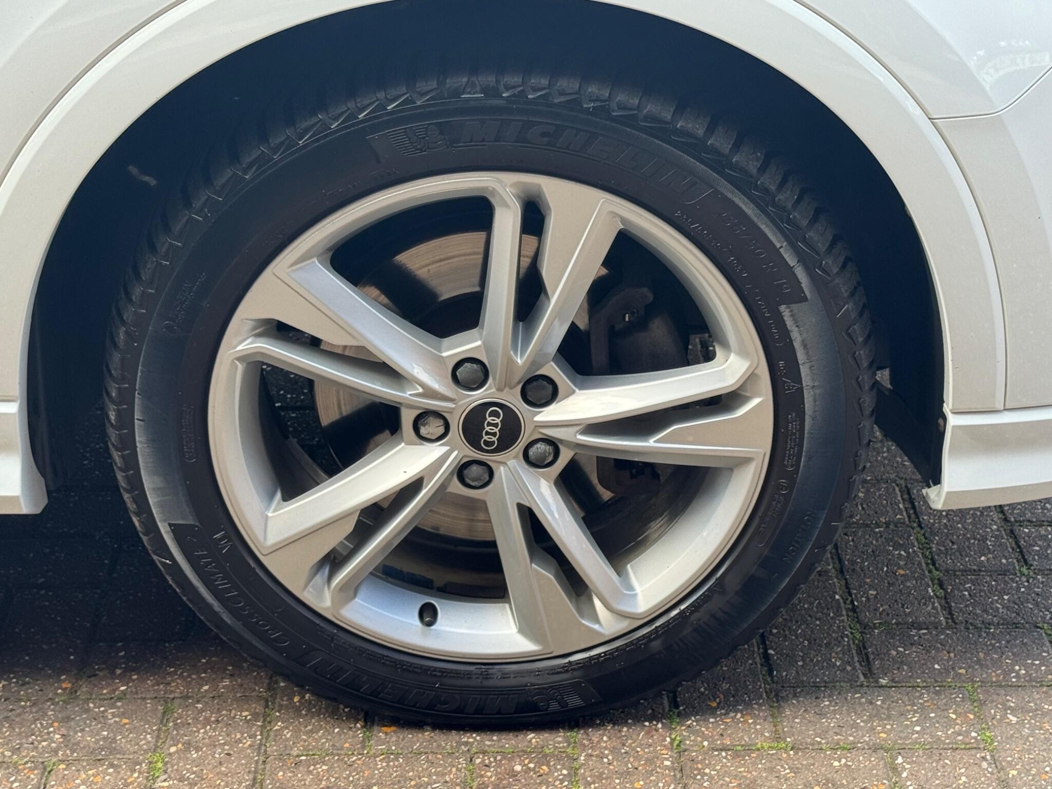 Audi Q3 view 42