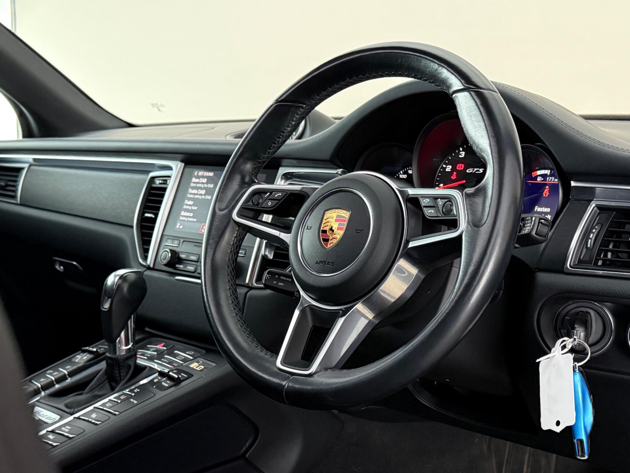 Porsche Macan view 3