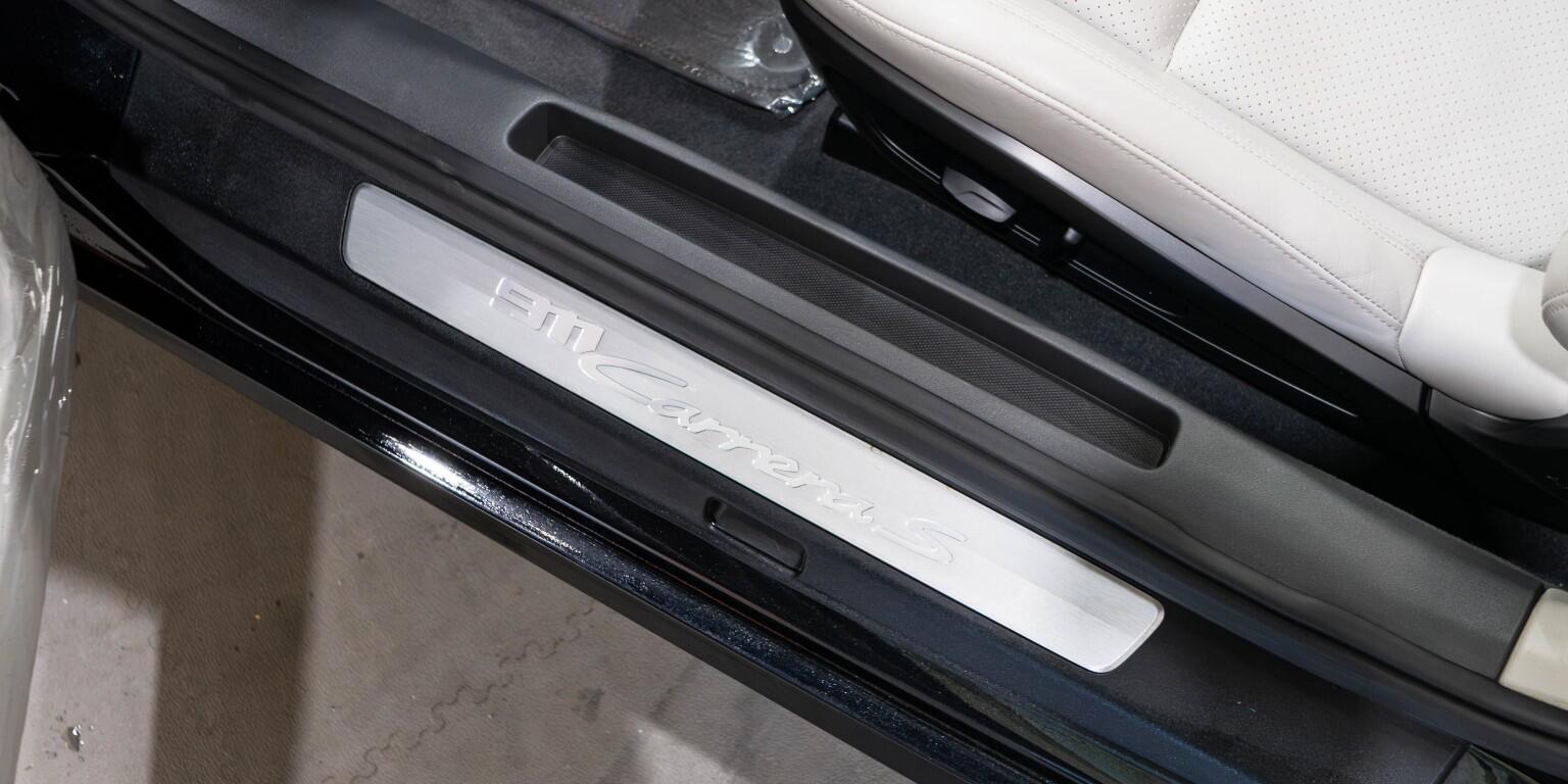 Porsche 911 view 28