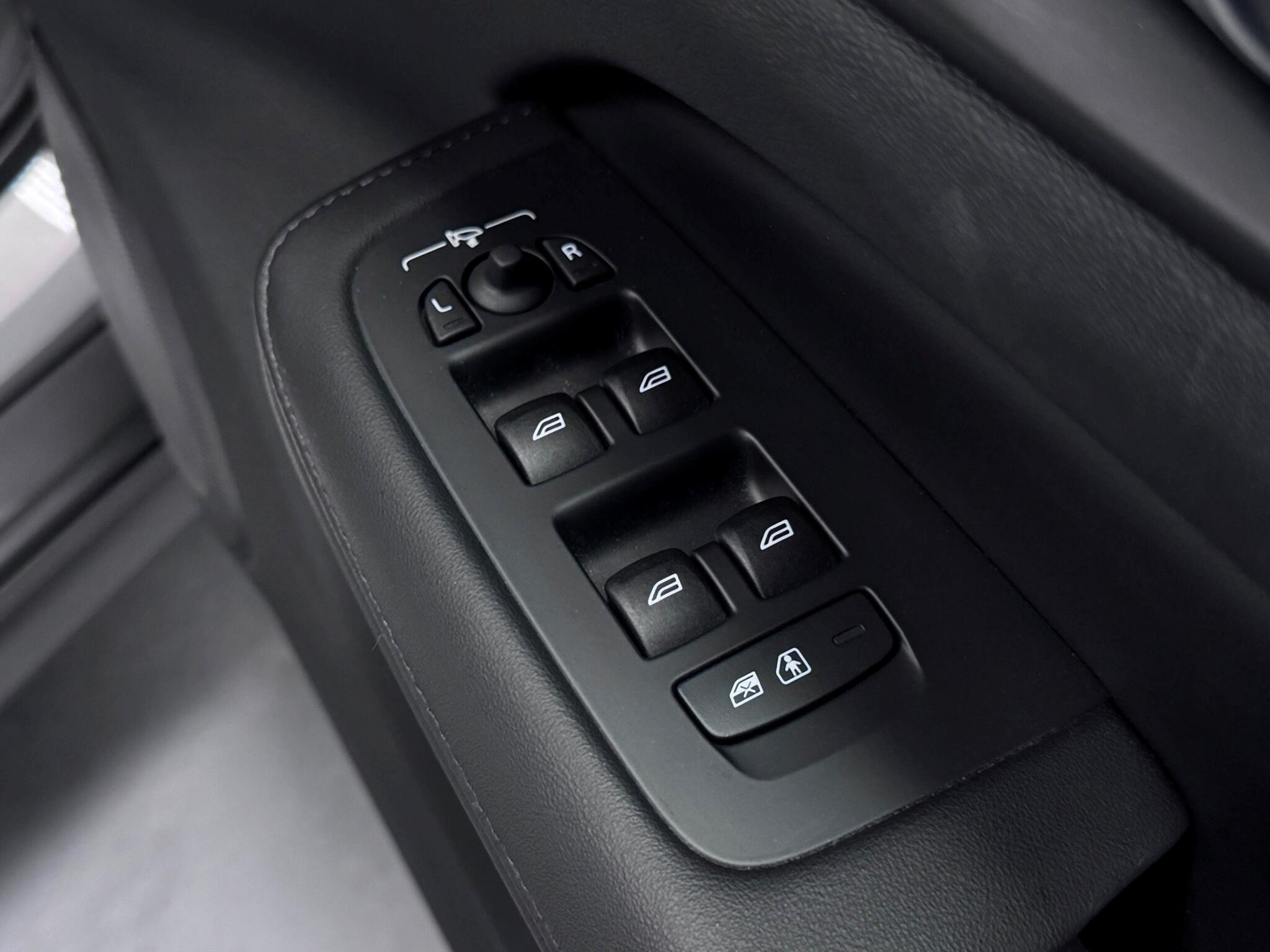 Volvo V60 Cross Country view 18