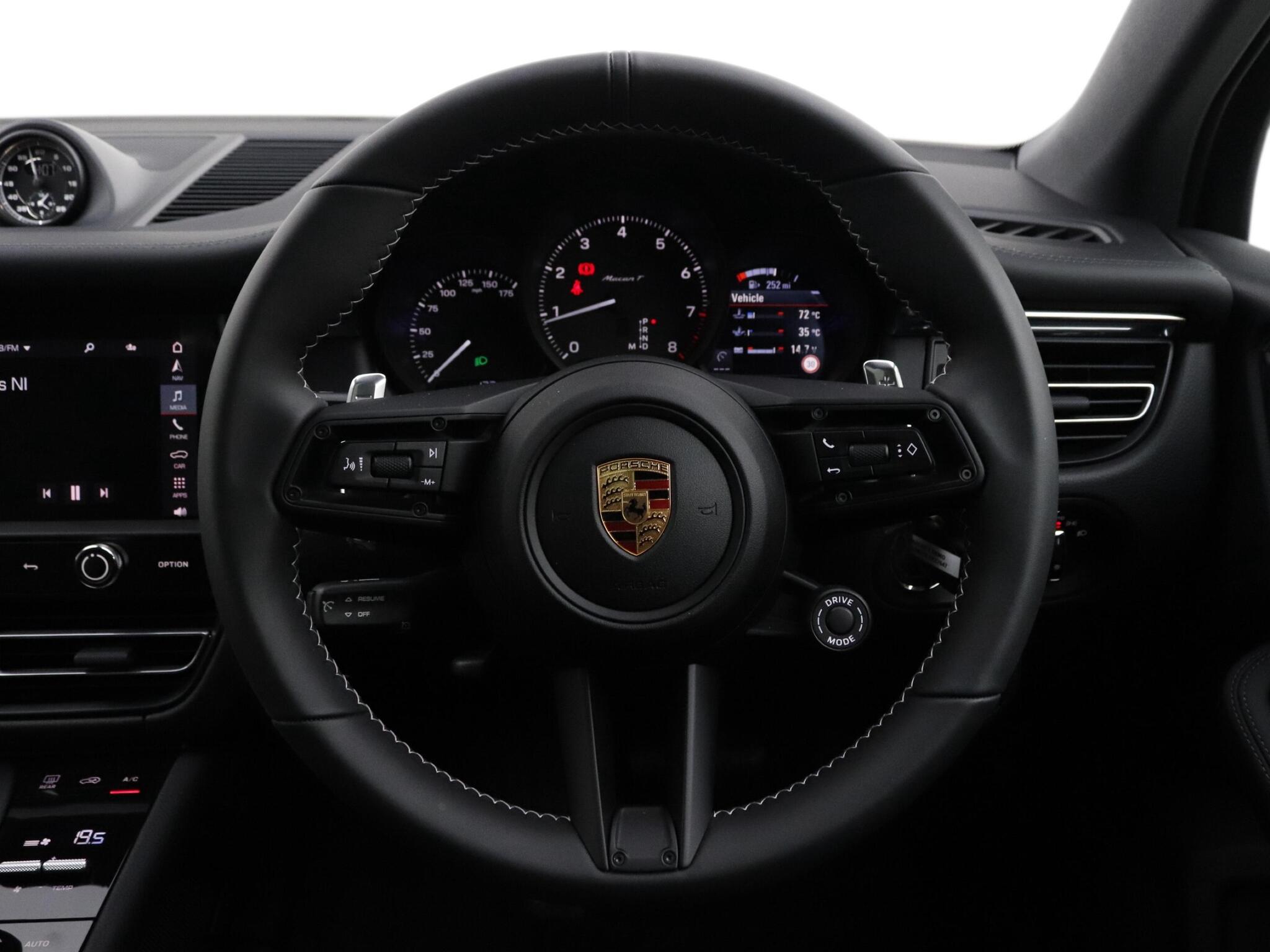 Porsche Macan view 11