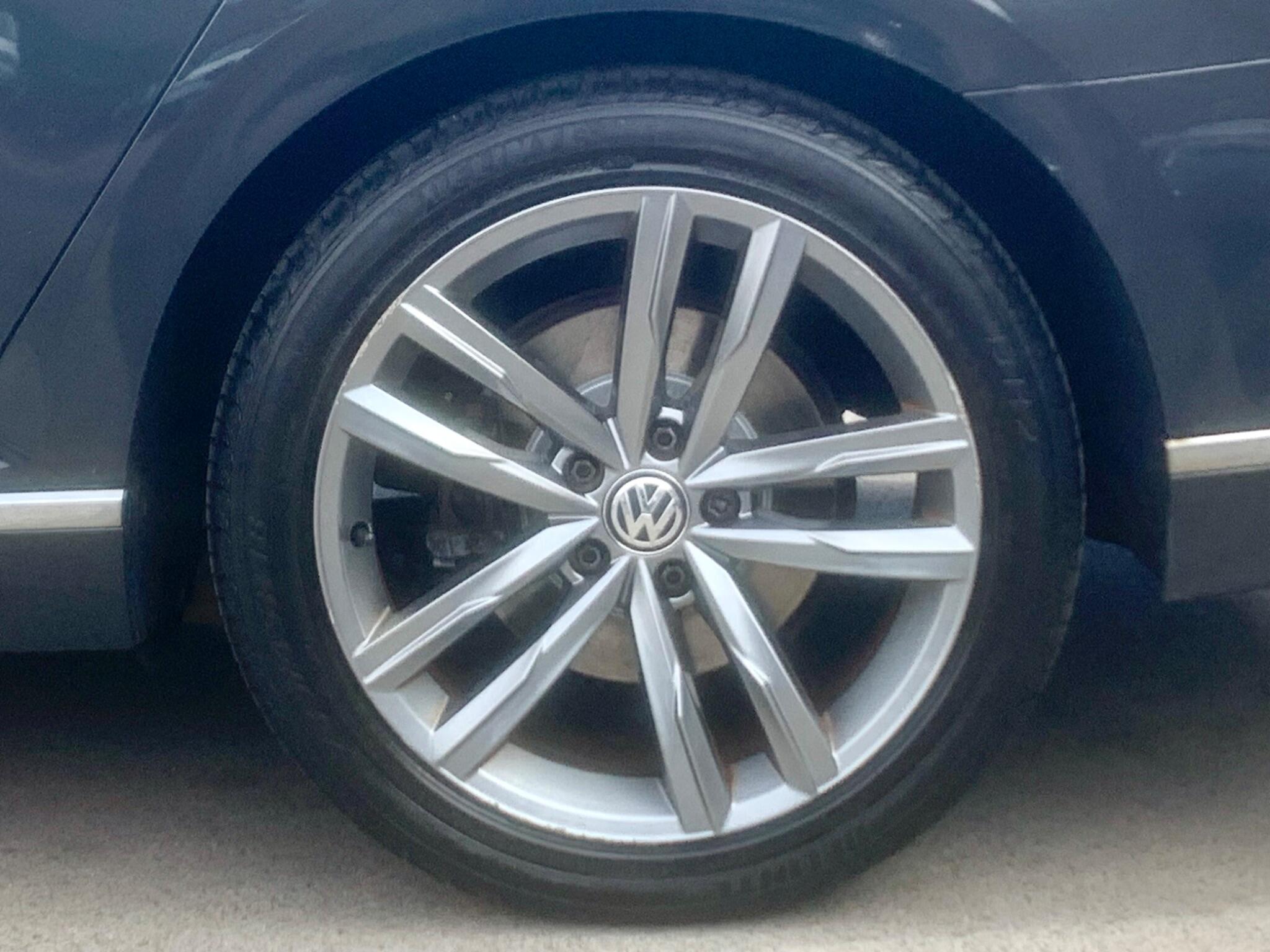 Volkswagen Passat view 10