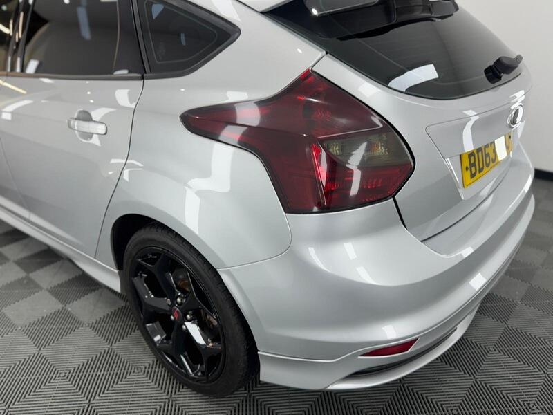 2013 Ford Focus 2.0T EcoBoost ST-2 Euro 5 (s/s) 5dr • 72,500 miles image 5