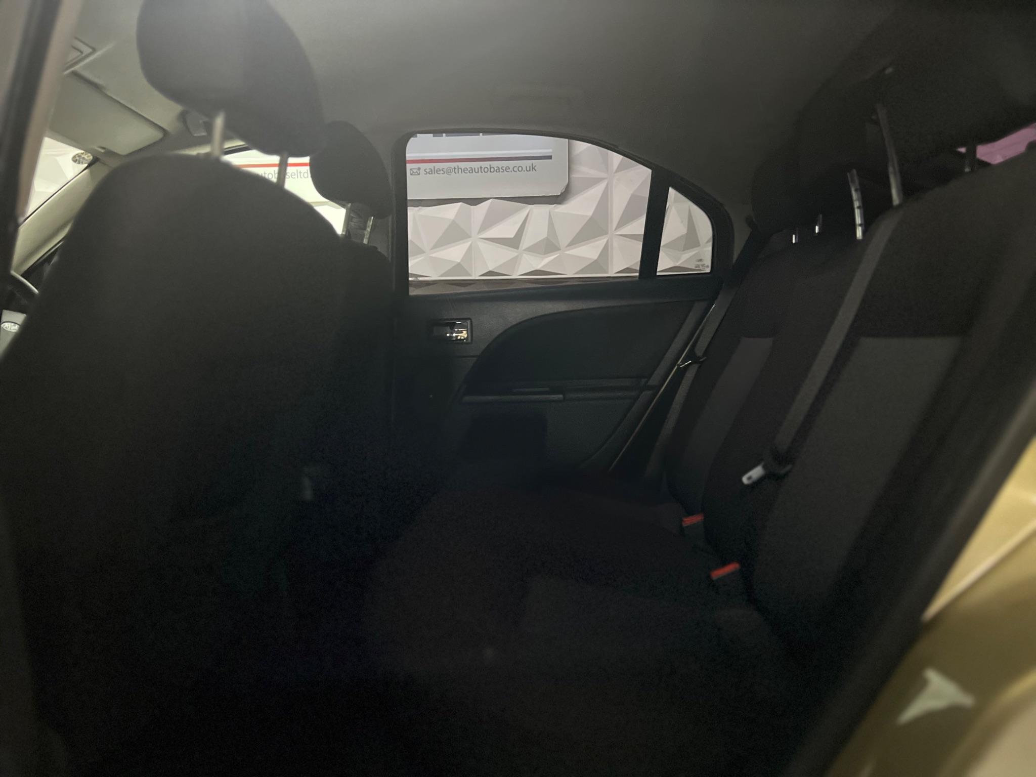 Ford Mondeo view 11