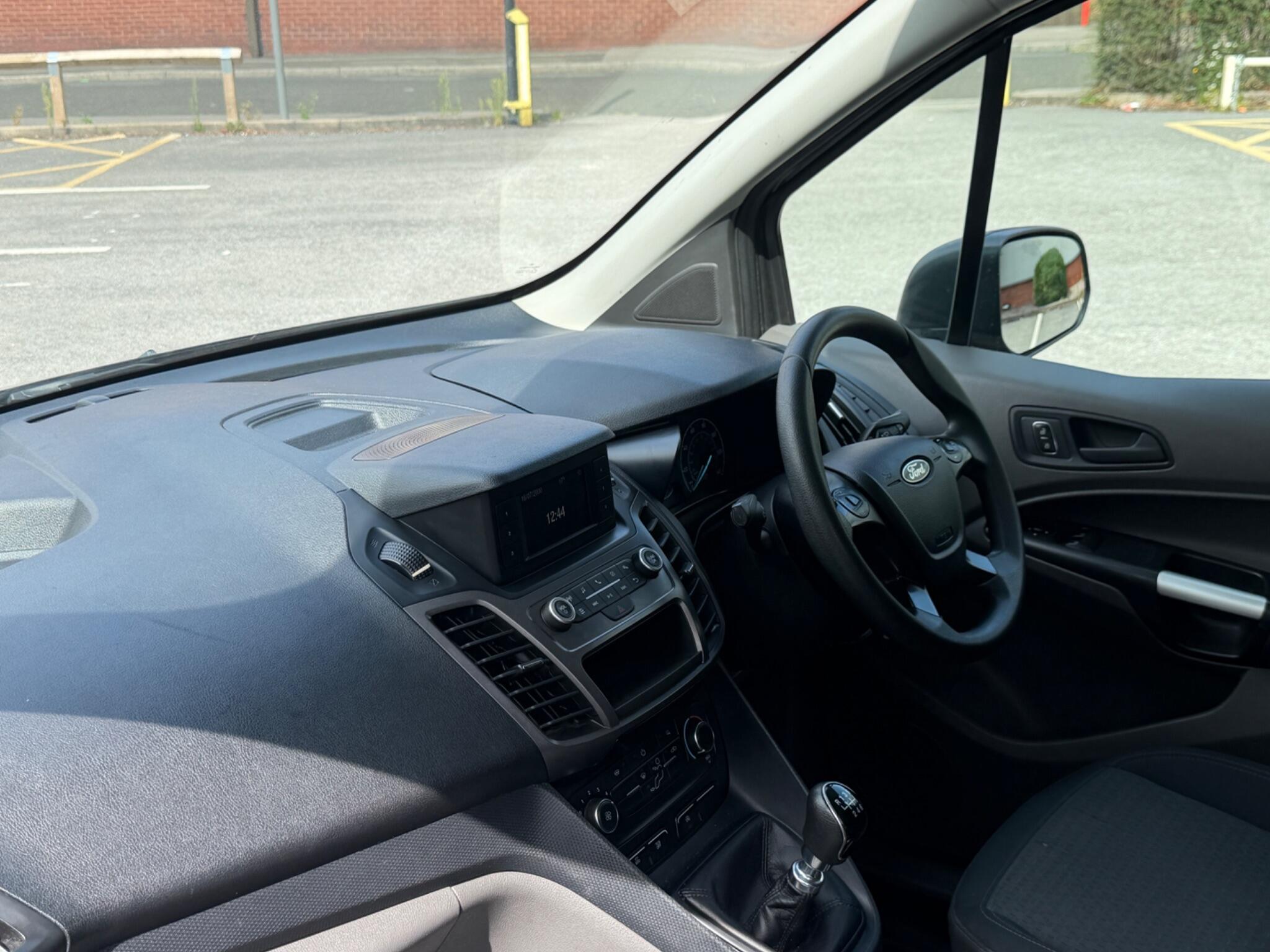 Ford Transit Connect view 20