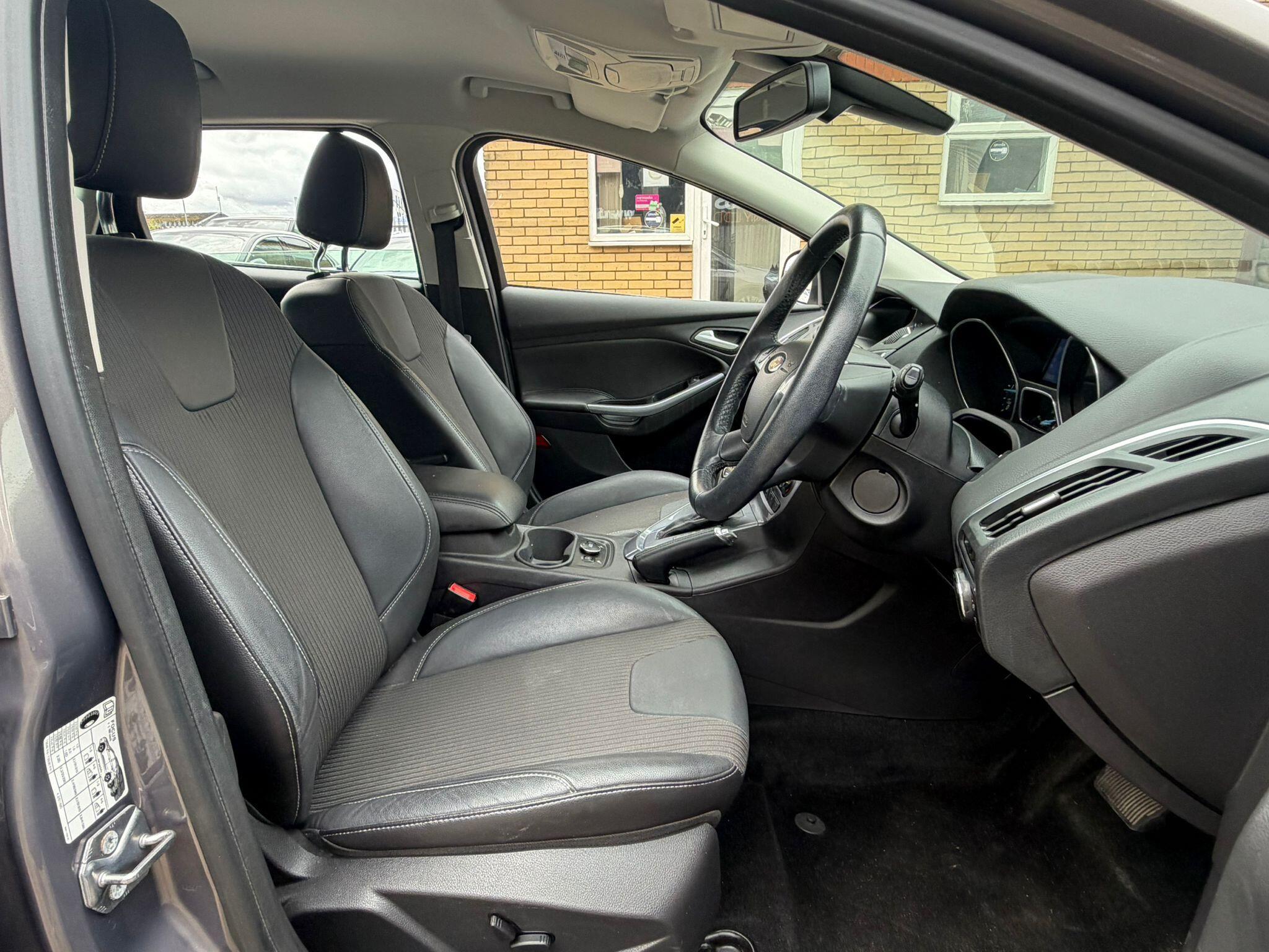 Ford Focus view 12