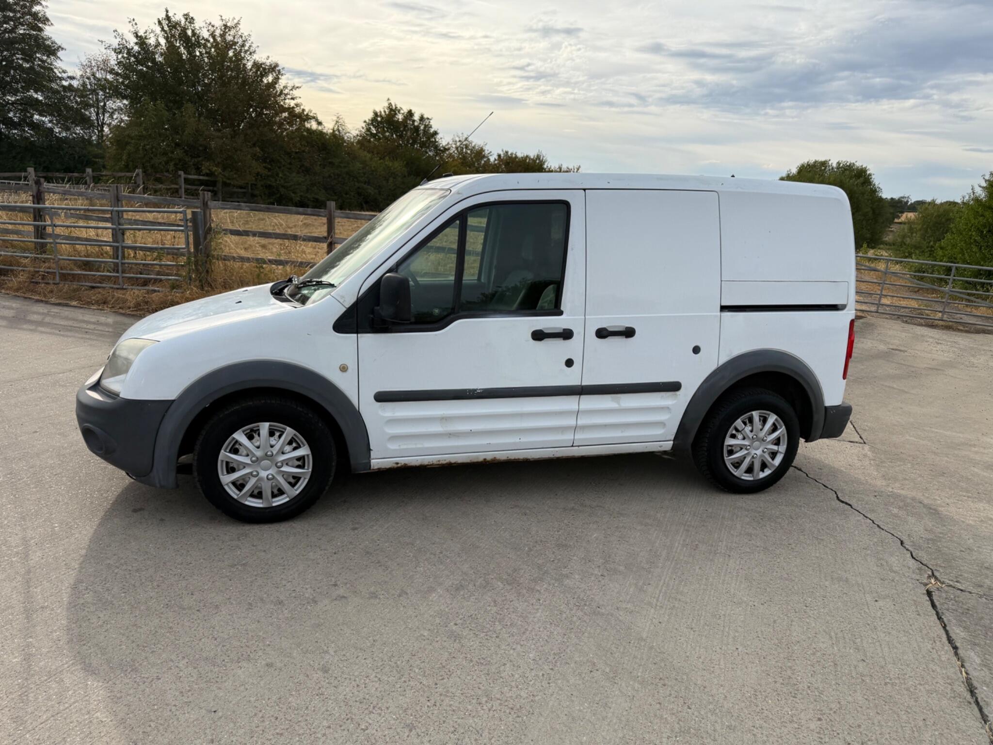 Ford Transit Connect 1.8 TDCi T200 L1 H1 4dr — photo 12 of 86
