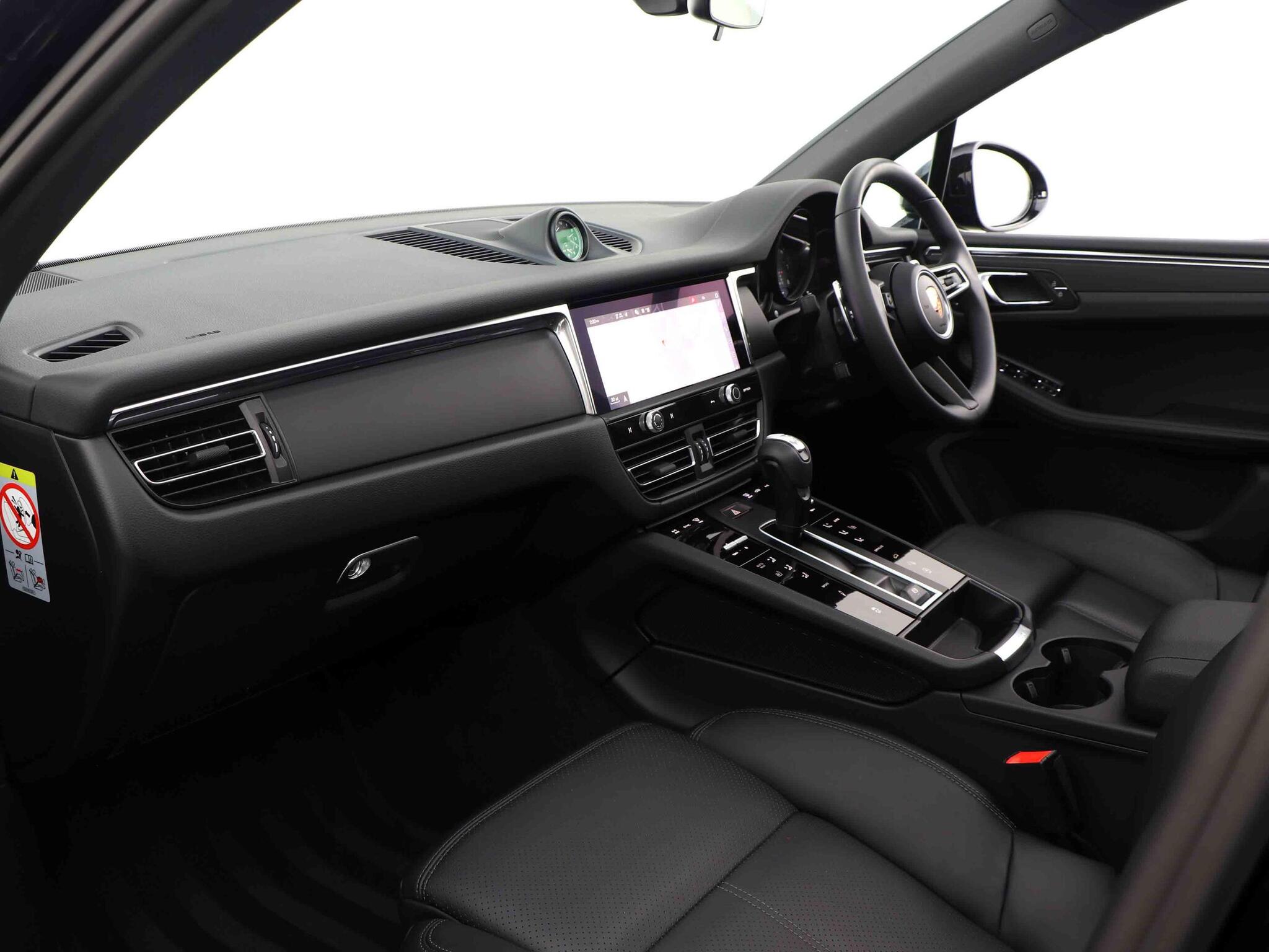 Porsche Macan view 3