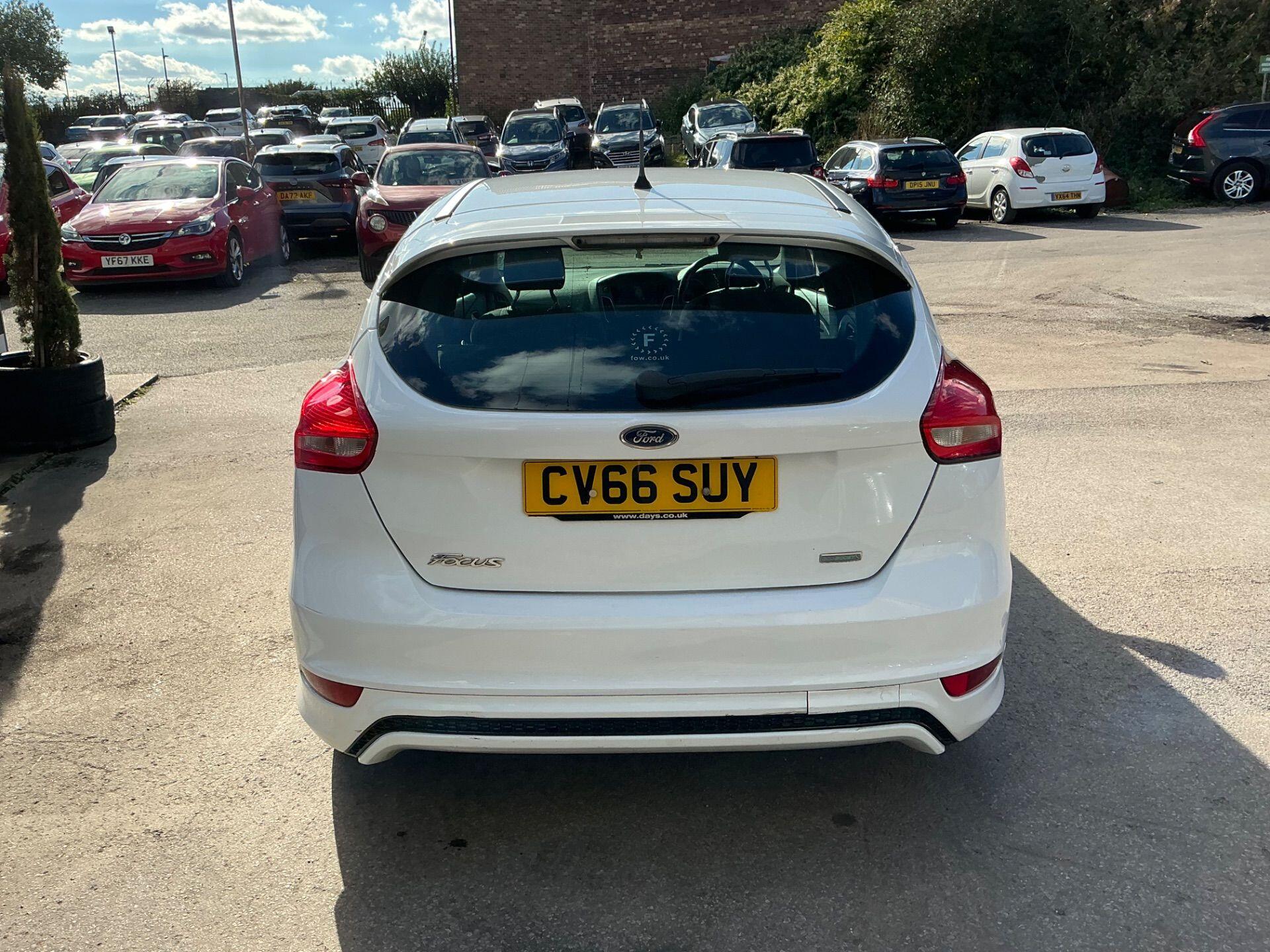 Ford Focus view 3