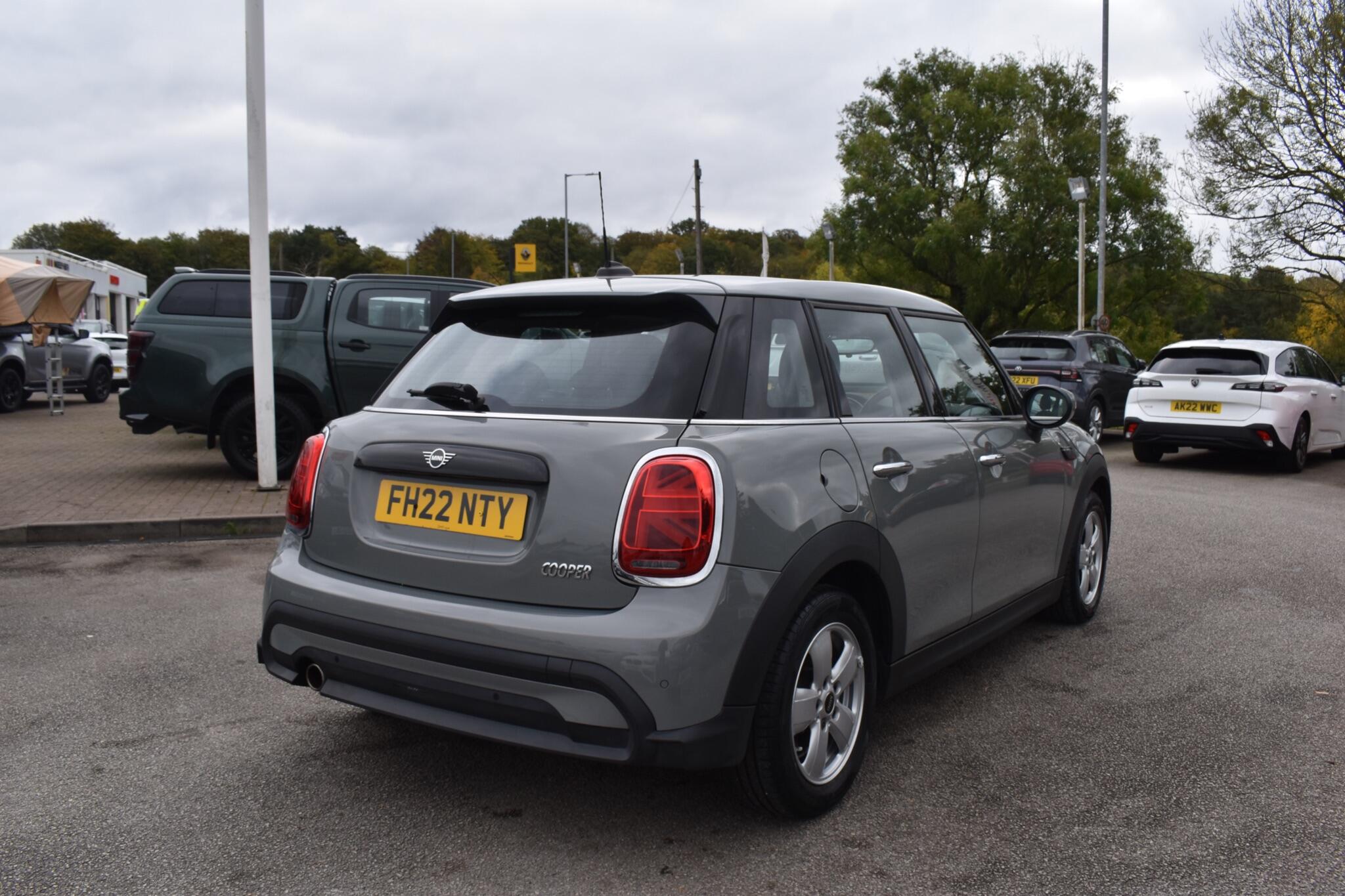 Hatch - 1.5 Cooper Classic Steptronic Euro 6 (s/s) 5dr - Image 13