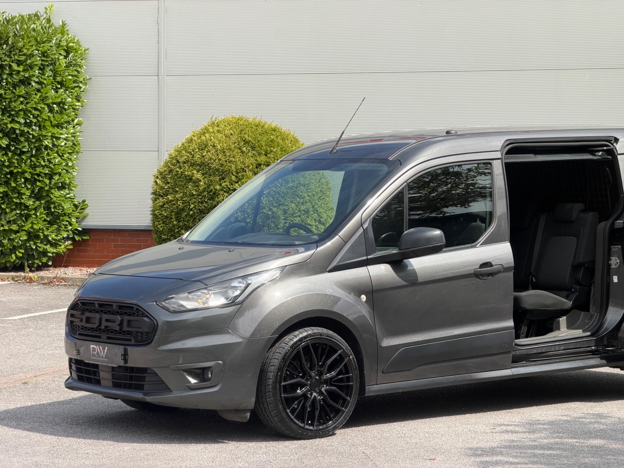 Ford Transit Connect view 18