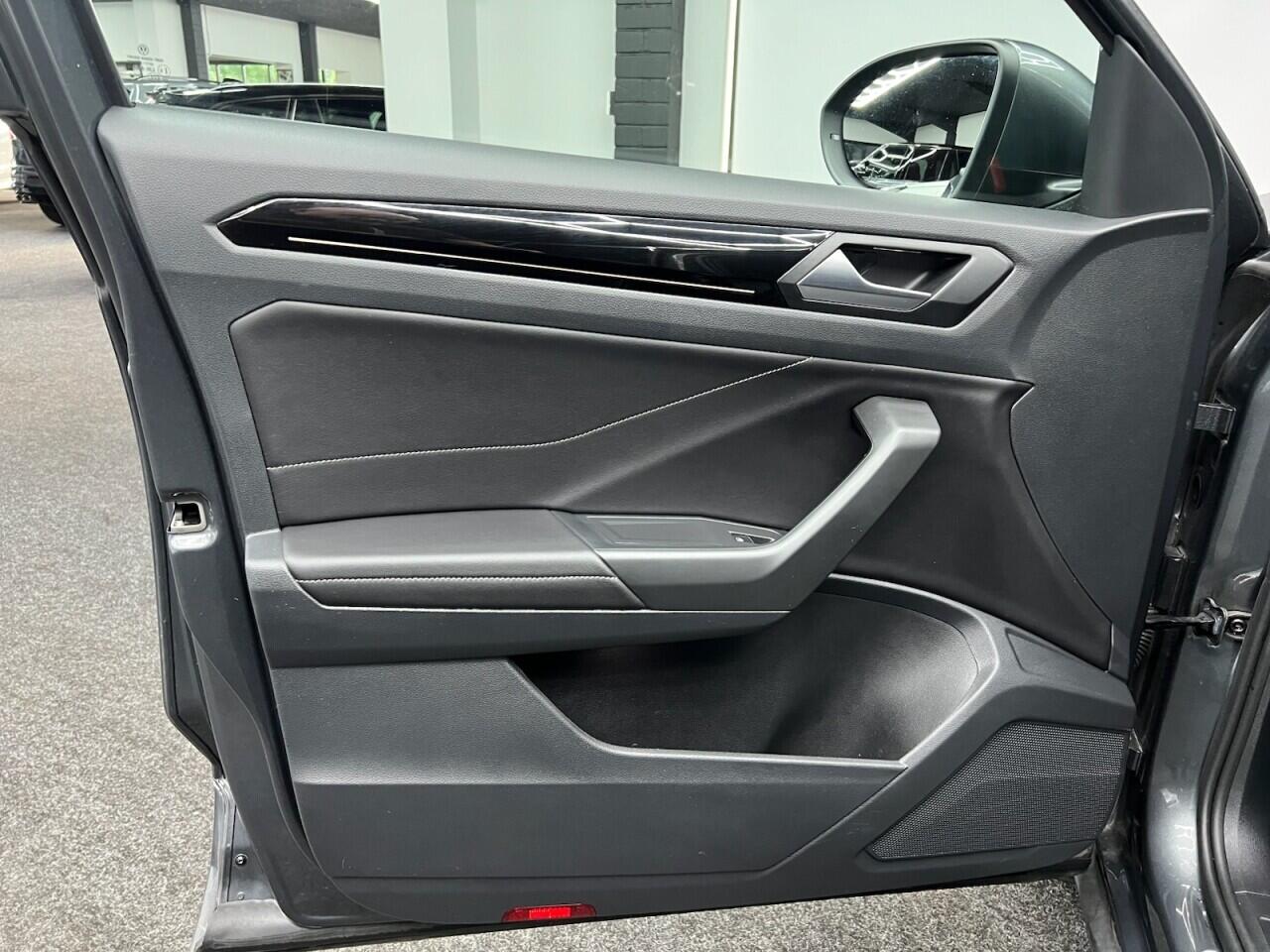 Volkswagen T-Roc view 26