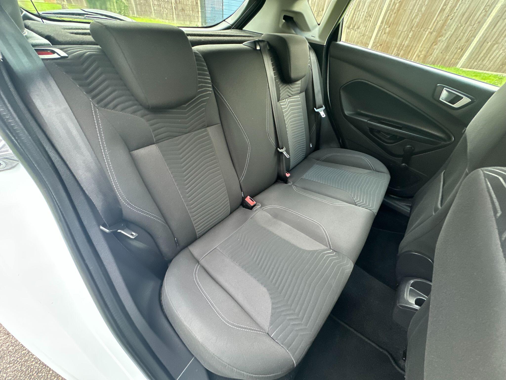 2015 Ford Fiesta image 21