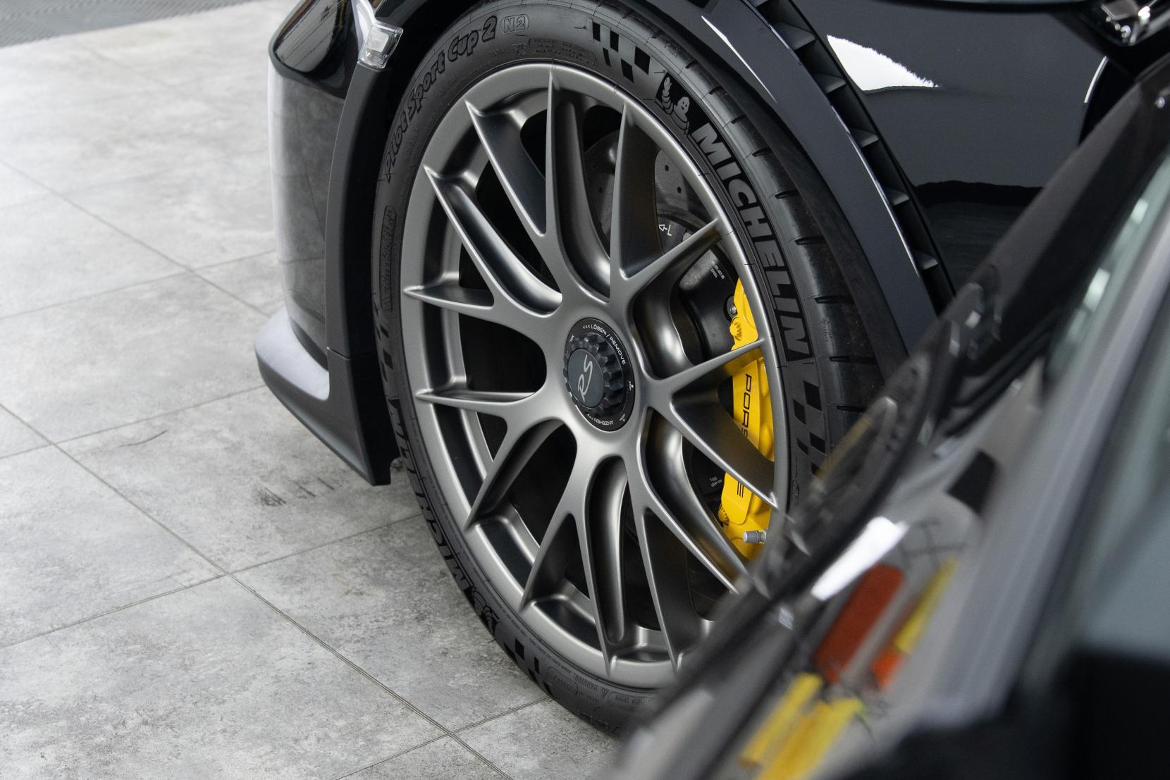 Porsche 911 view 35