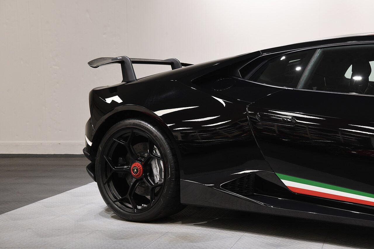 Lamborghini Huracan view 45