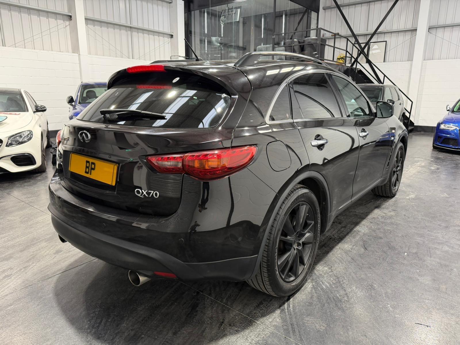 Infiniti QX70 view 12