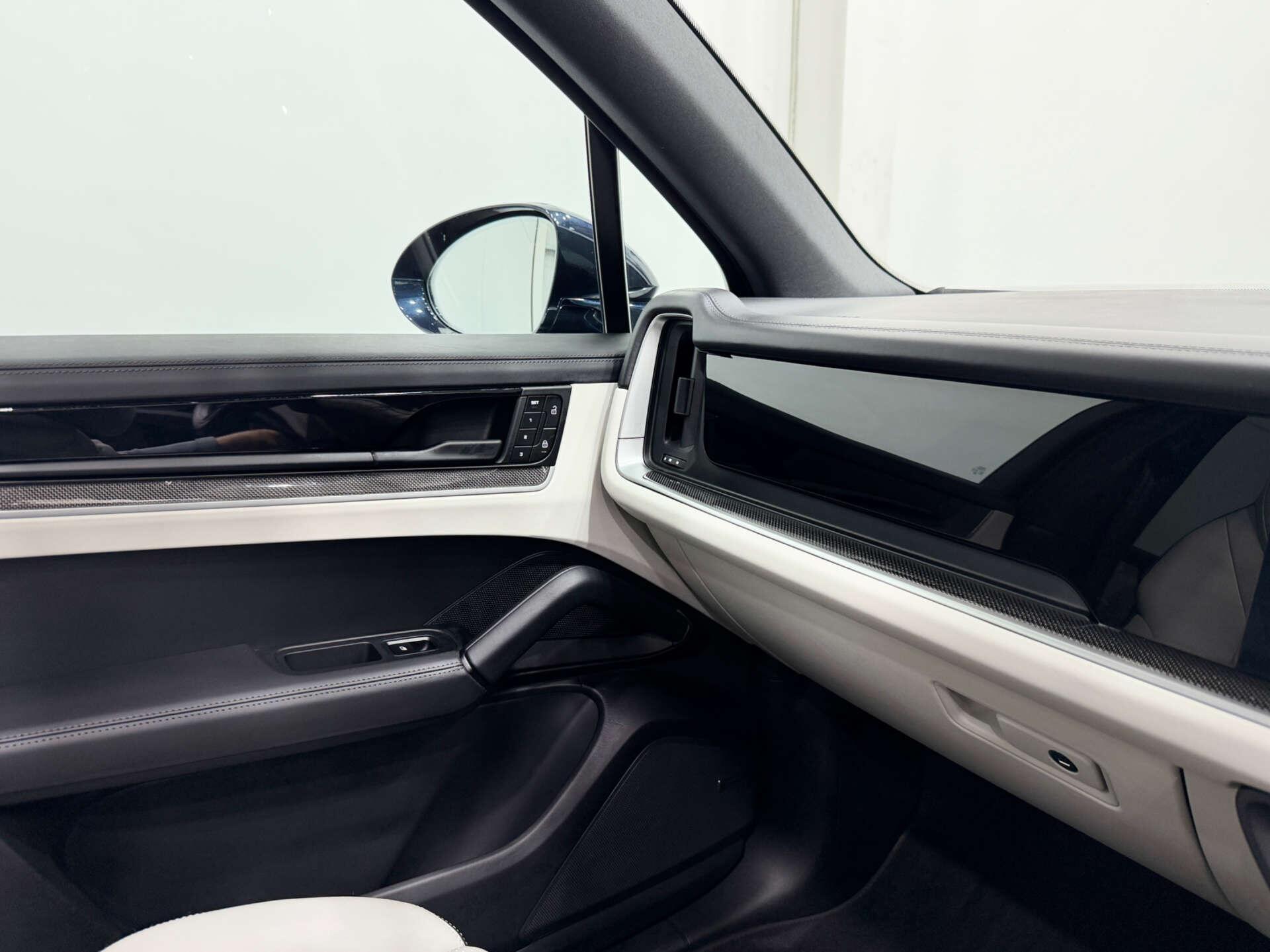 Porsche Cayenne view 39