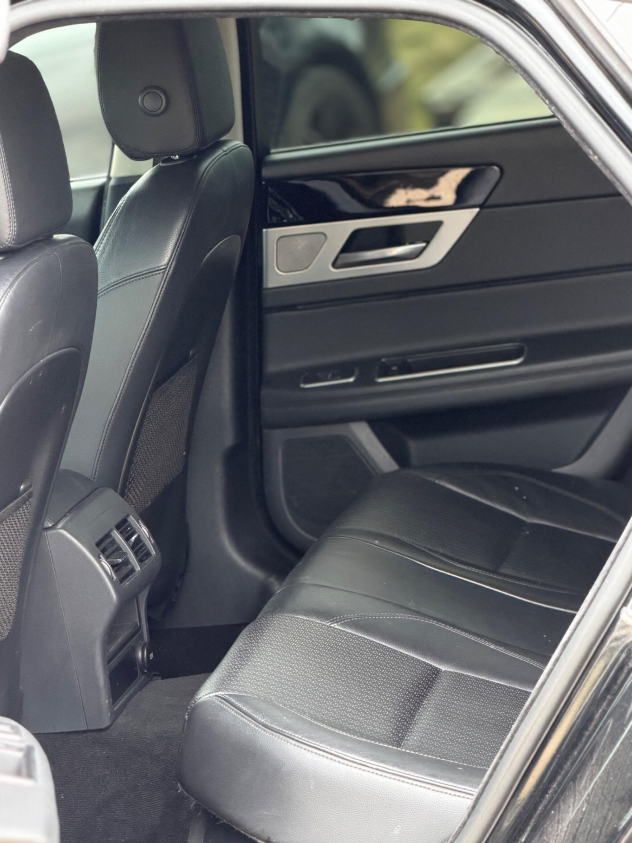 2016 Jaguar XF 2.0d Prestige Auto Euro 6 (s/s) 4dr image 24